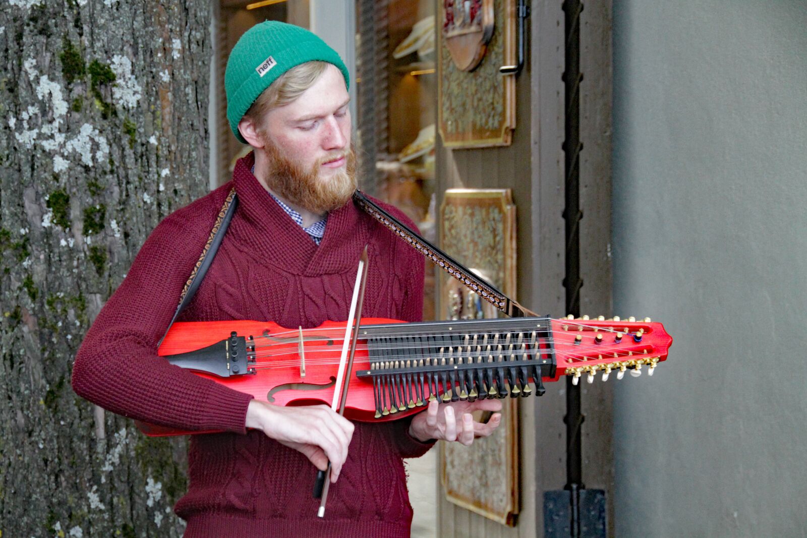 Canon EOS 7D sample photo. Musician, strings instrument, street photography
