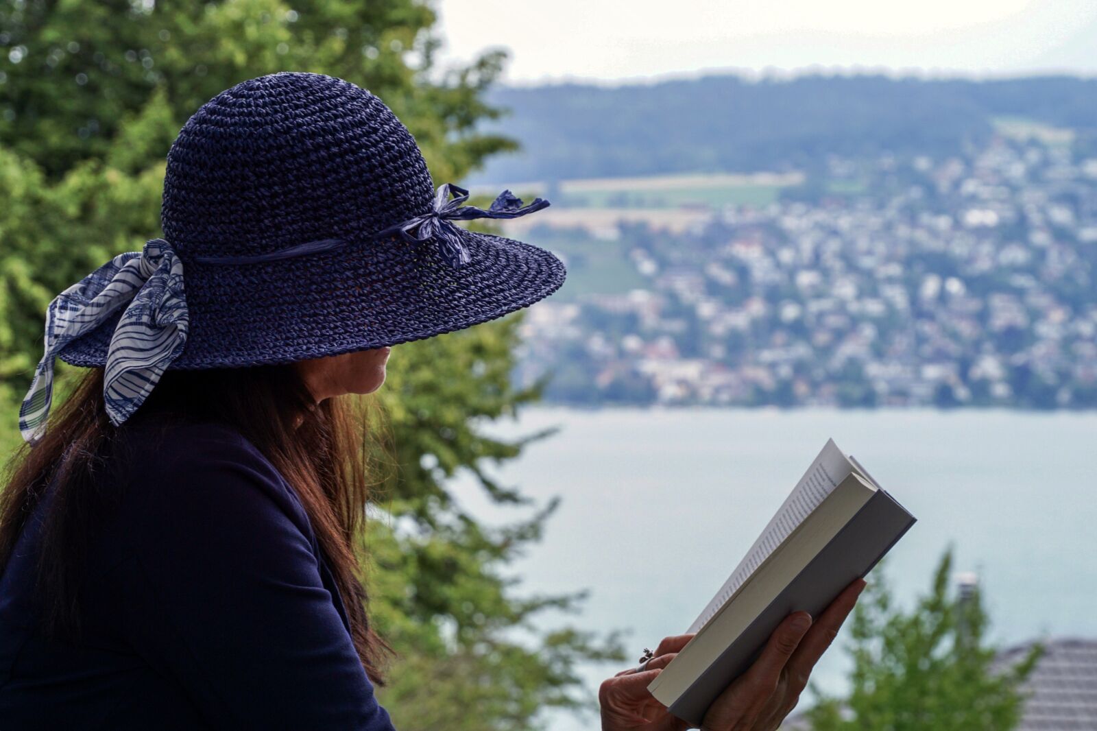 Sony DT 18-135mm F3.5-5.6 SAM sample photo. Woman, read, sit photography