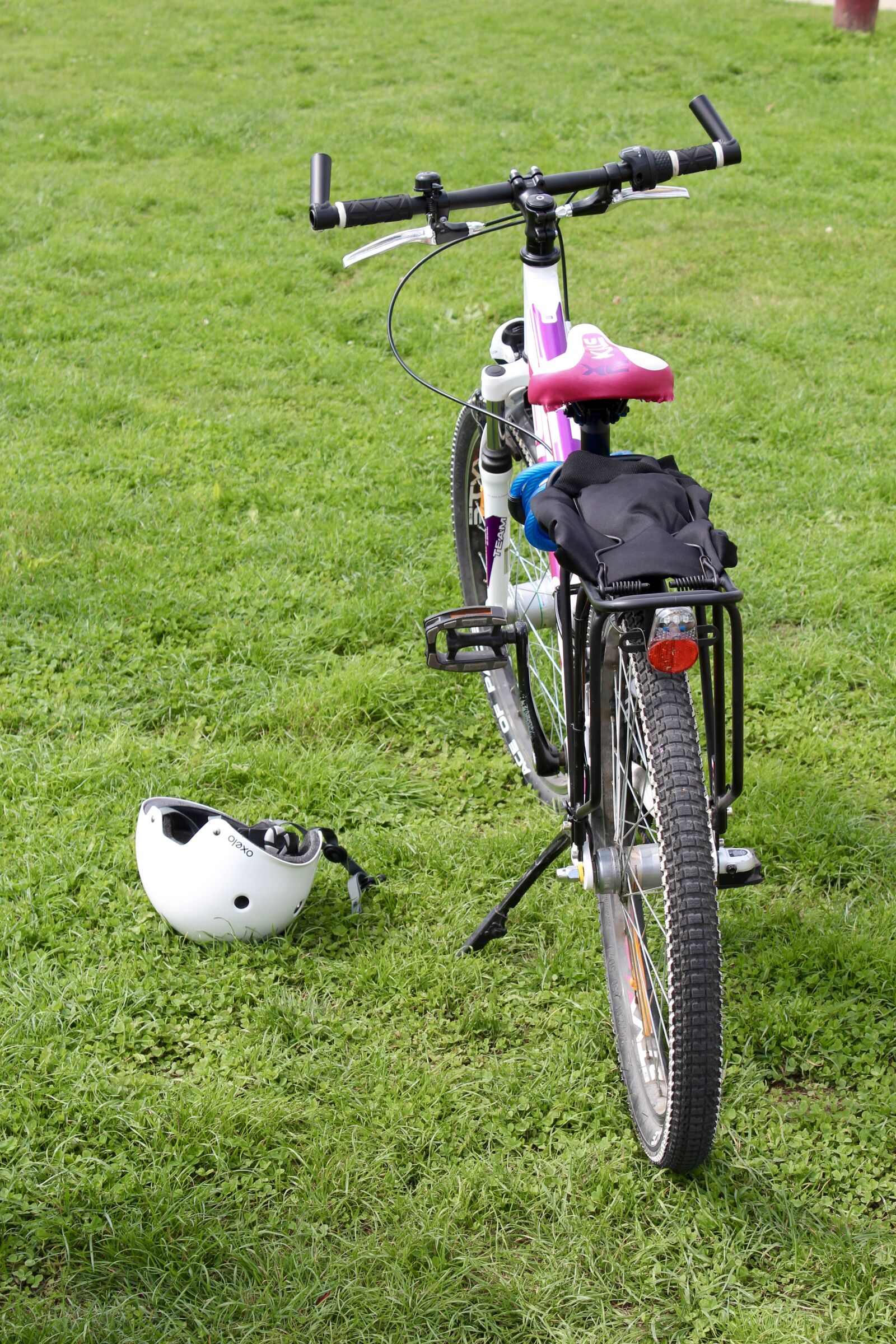 Canon EOS 600D (Rebel EOS T3i / EOS Kiss X5) sample photo. Bike, wheel, helm photography