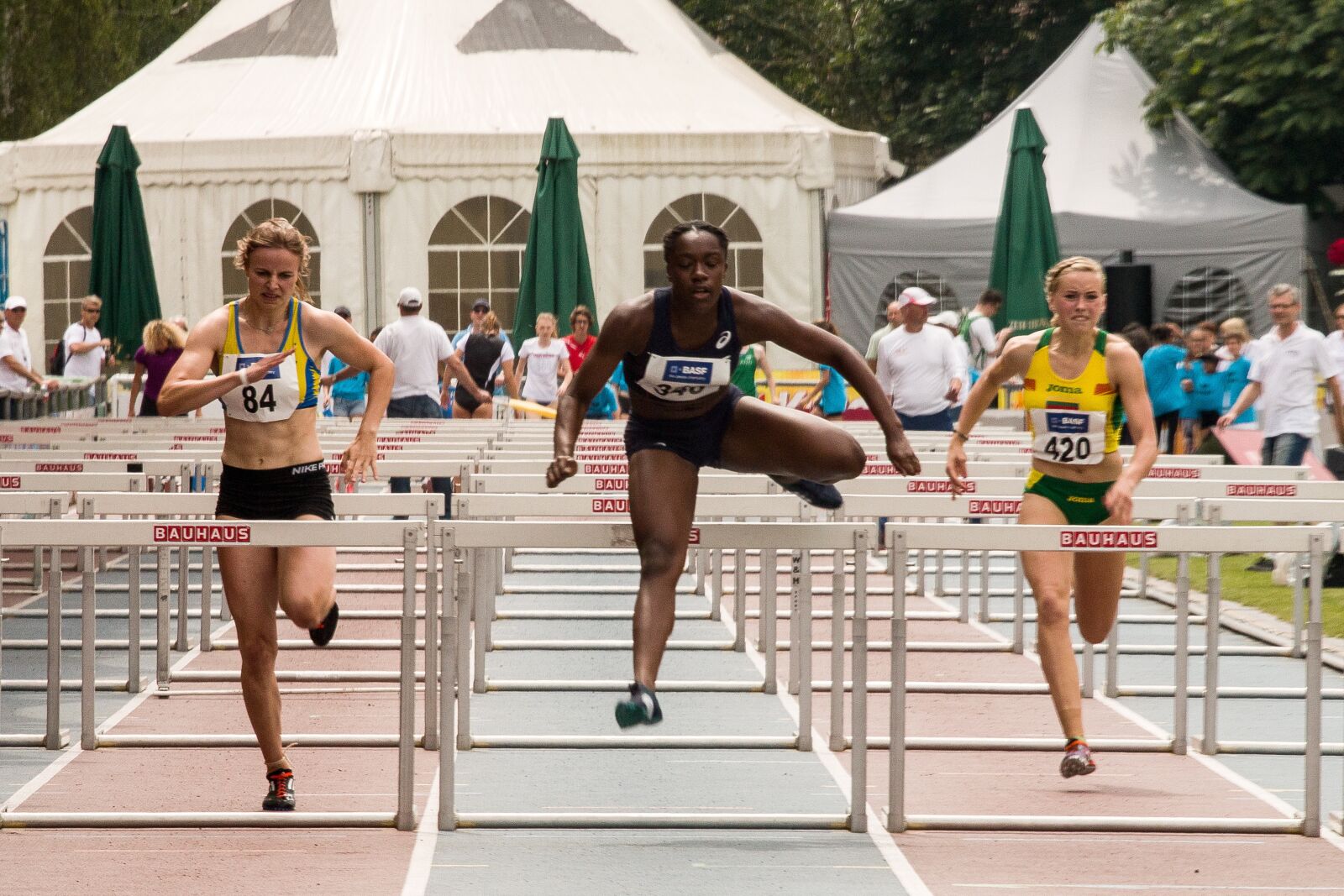 Canon EOS 70D + Canon EF 70-200mm F4L USM sample photo. Athletics, sport, hurdles photography