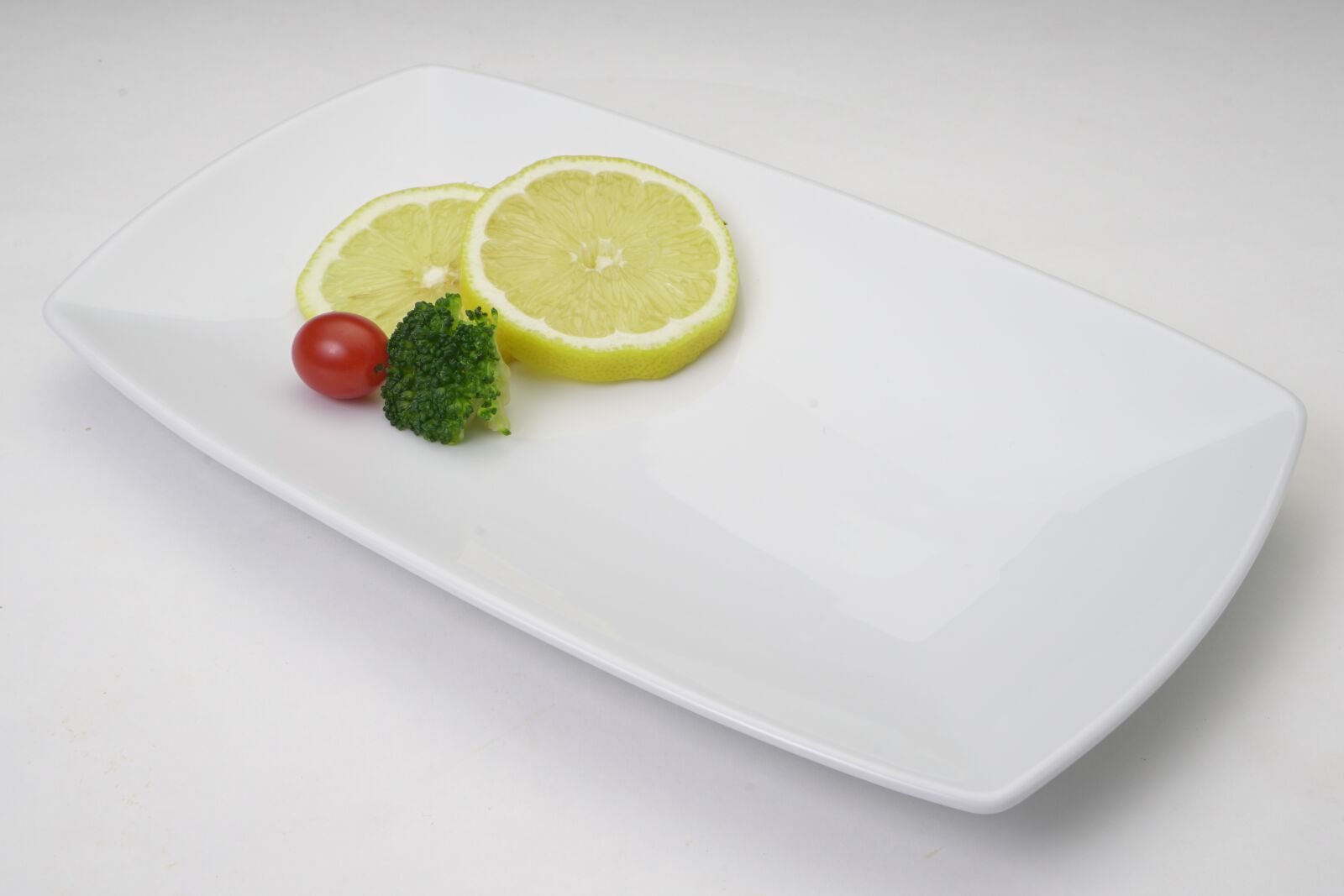Sony a7R II + Sony Vario-Tessar T* FE 16-35mm F4 ZA OSS sample photo. Plate, lemon, yellow photography