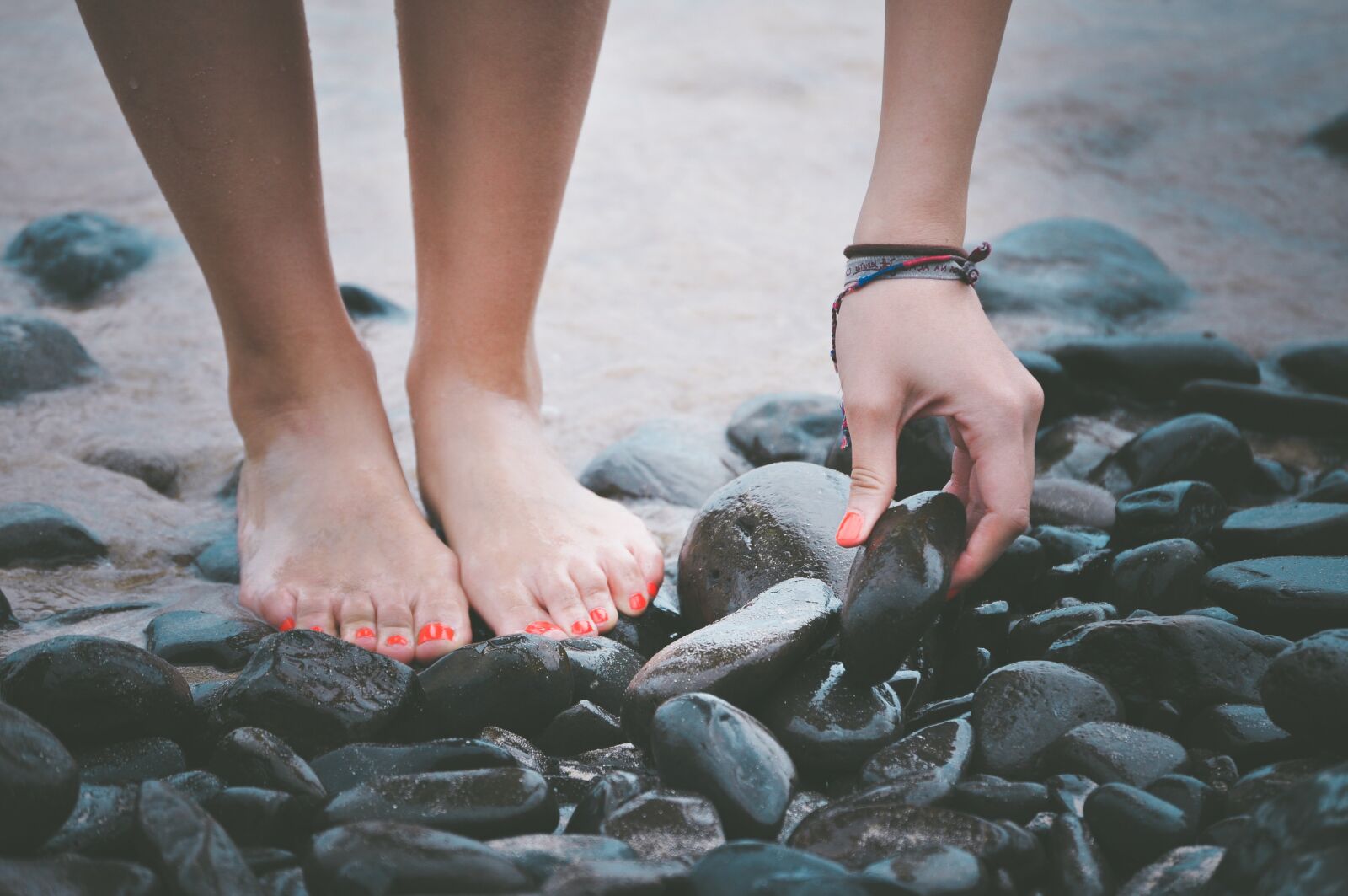 Nikon D5000 sample photo. Beach, feet, hand photography
