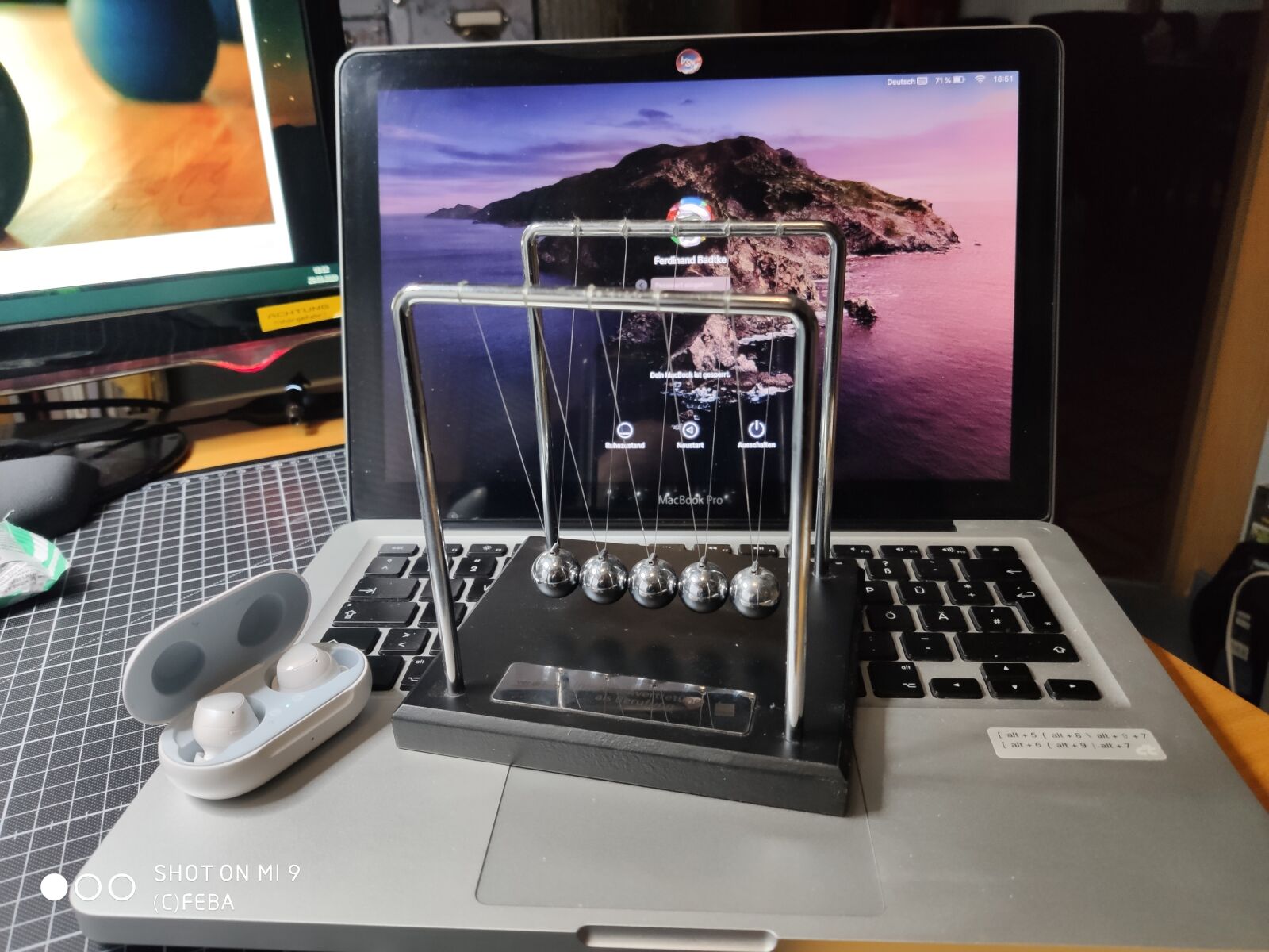Xiaomi MI 9 sample photo. Perpetuum, mac book, mac photography