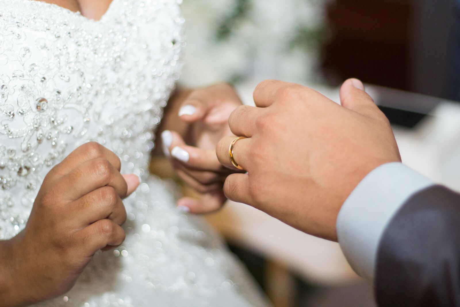 Canon EOS 60D + Canon EF 50mm F1.8 II sample photo. Wedding, rings, hands photography