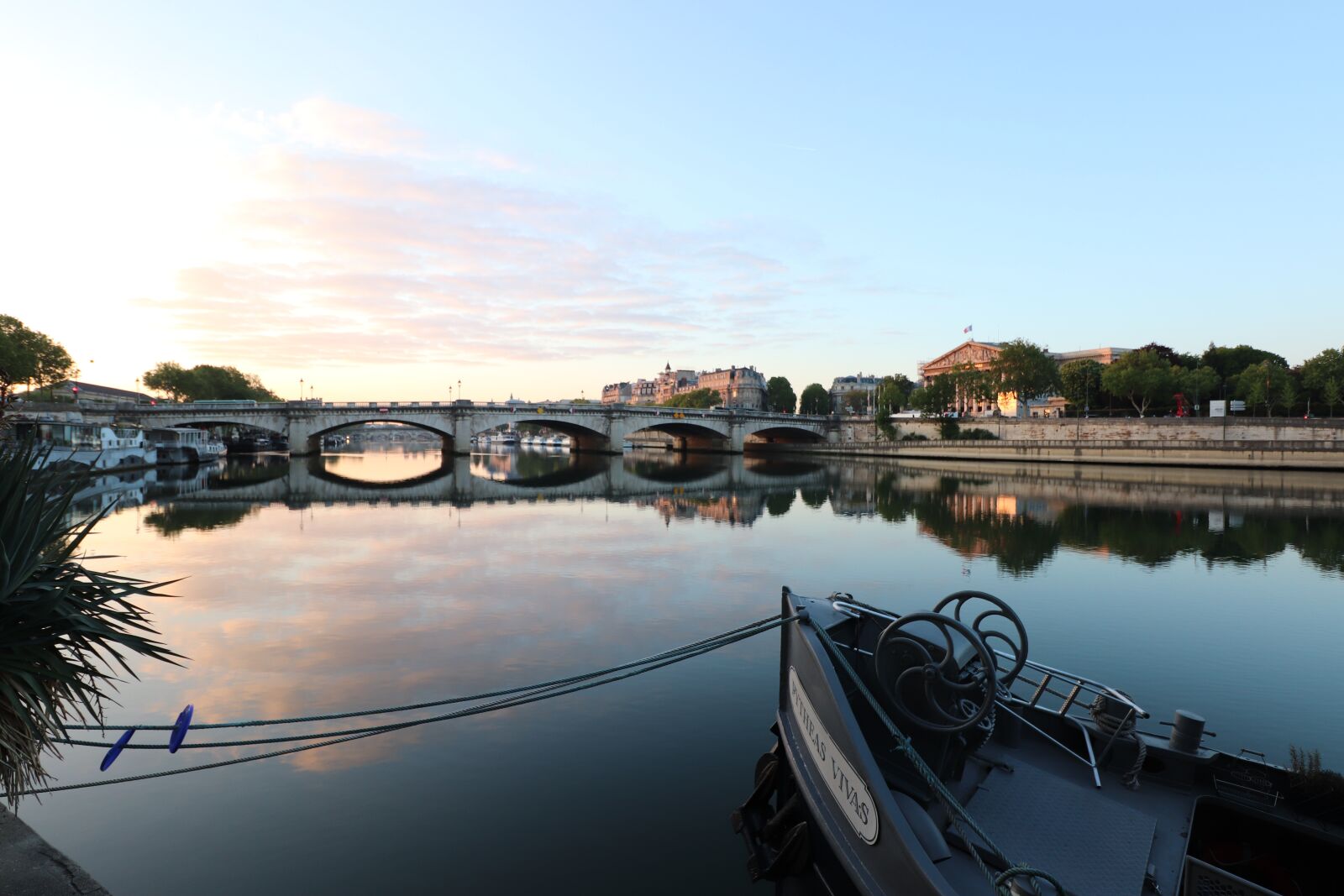 Canon EOS 800D (EOS Rebel T7i / EOS Kiss X9i) sample photo. Paris, morning, dawn photography