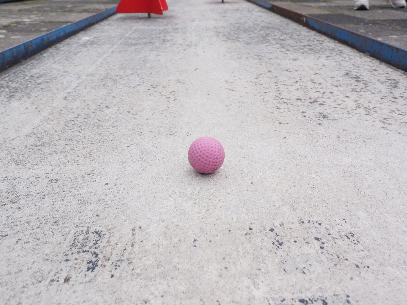 Olympus OM-D E-M1 + Olympus M.Zuiko Digital ED 12-40mm F2.8 Pro sample photo. Ball, mini golf ball photography