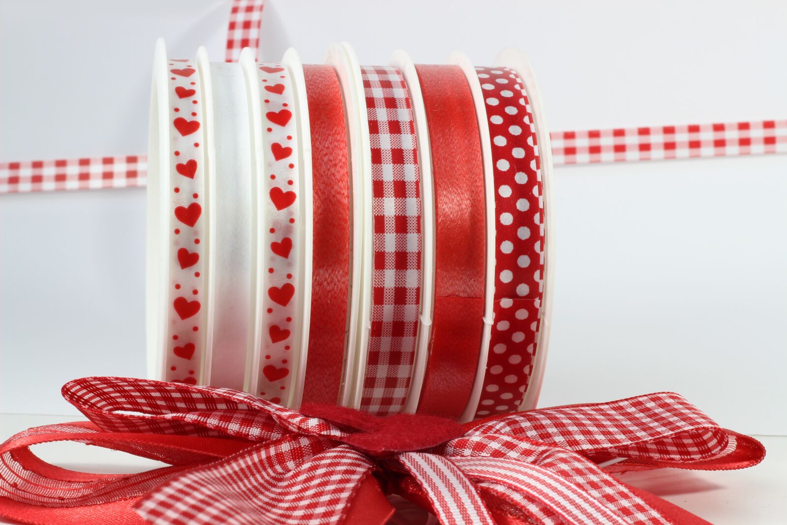 Canon EOS 600D (Rebel EOS T3i / EOS Kiss X5) sample photo. Gift tape, role, ornament photography