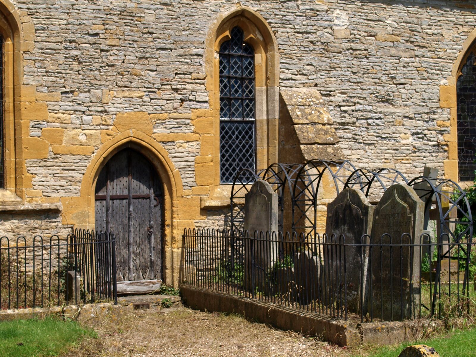 Olympus E-520 (EVOLT E-520) sample photo. Church, graves, stone photography