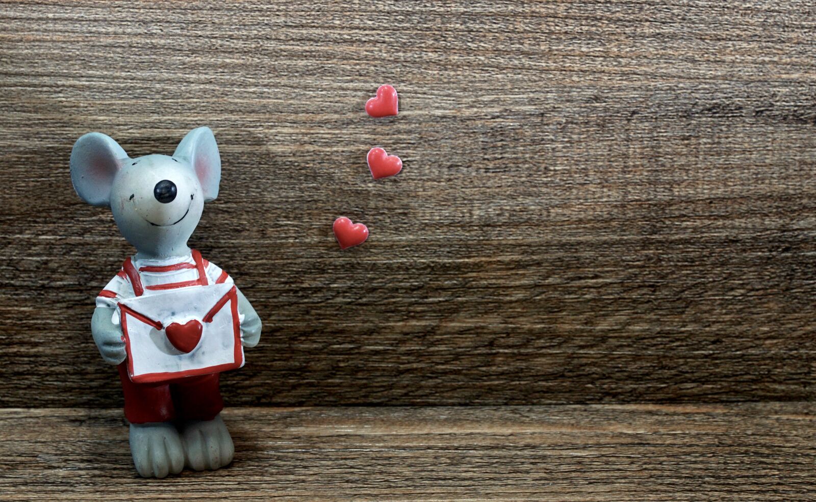 Sony ILCA-77M2 + 35mm F1.4 sample photo. Mouse, figure, love letter photography