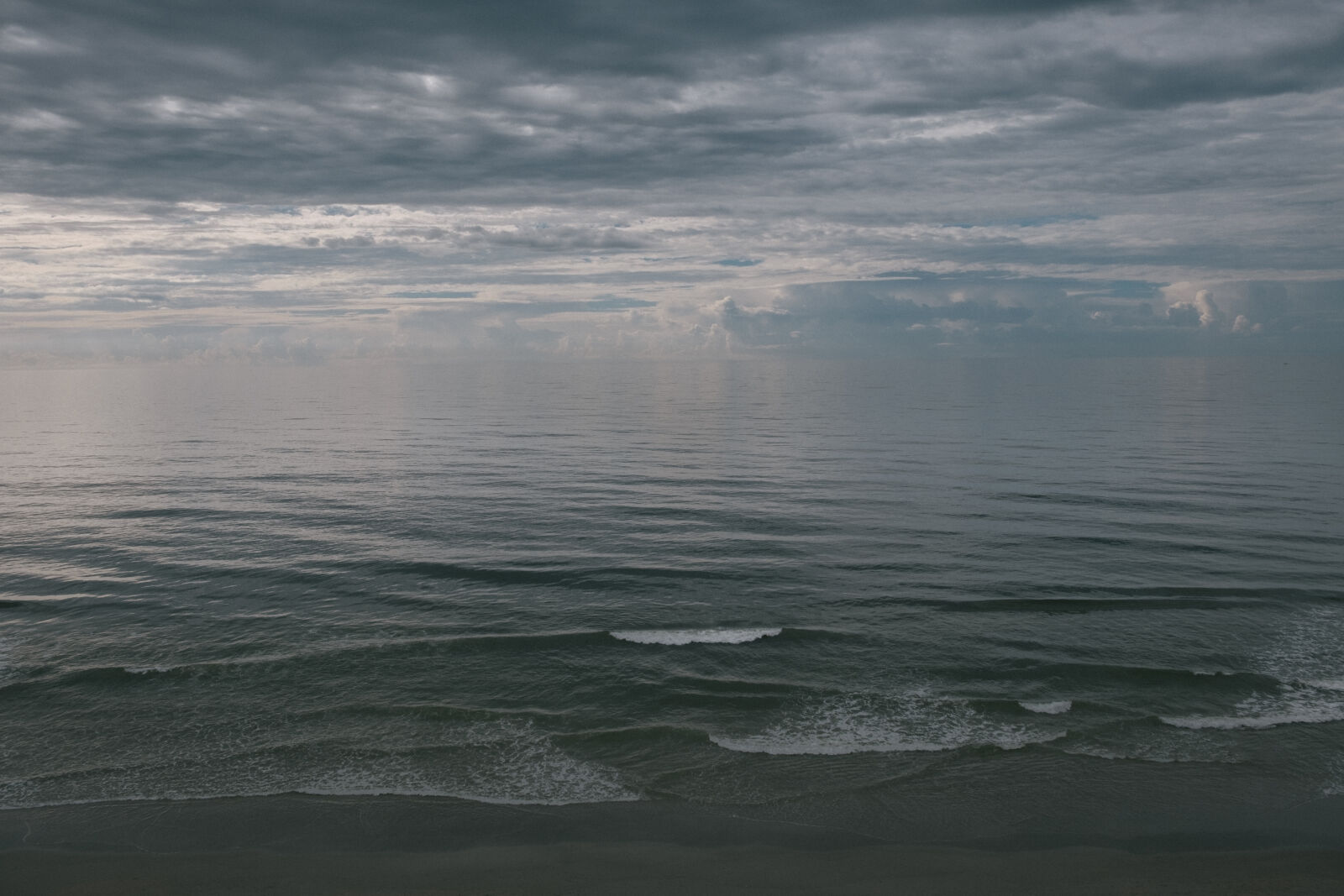Fujifilm X-T10 sample photo. Beach, cloudy, dark, myrtle photography