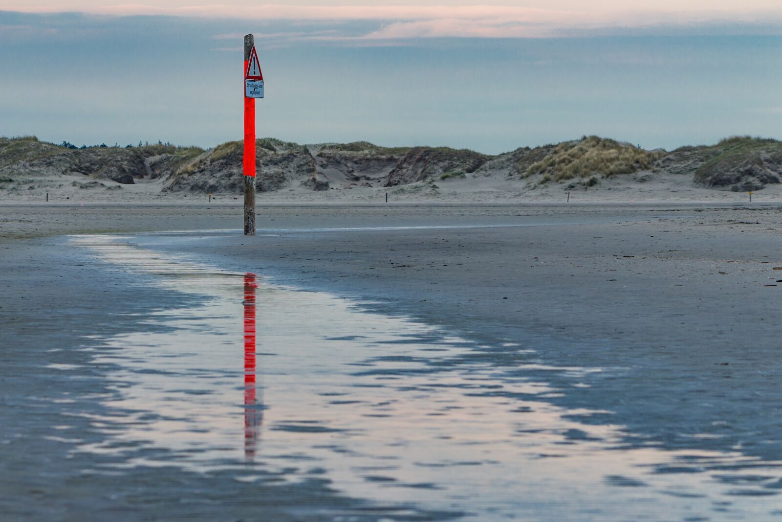Canon EOS 700D (EOS Rebel T5i / EOS Kiss X7i) sample photo. North sea, pile, warnschild photography