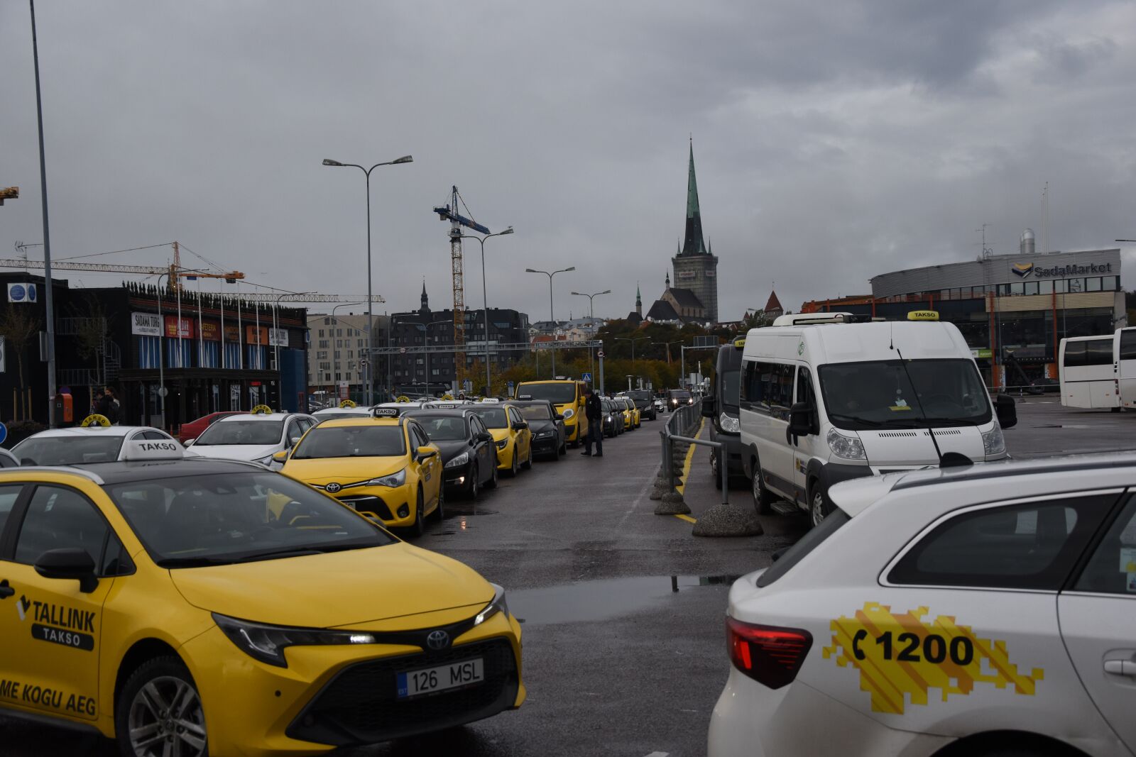 Nikon D5500 sample photo. Taxi, tallinn, autumn photography