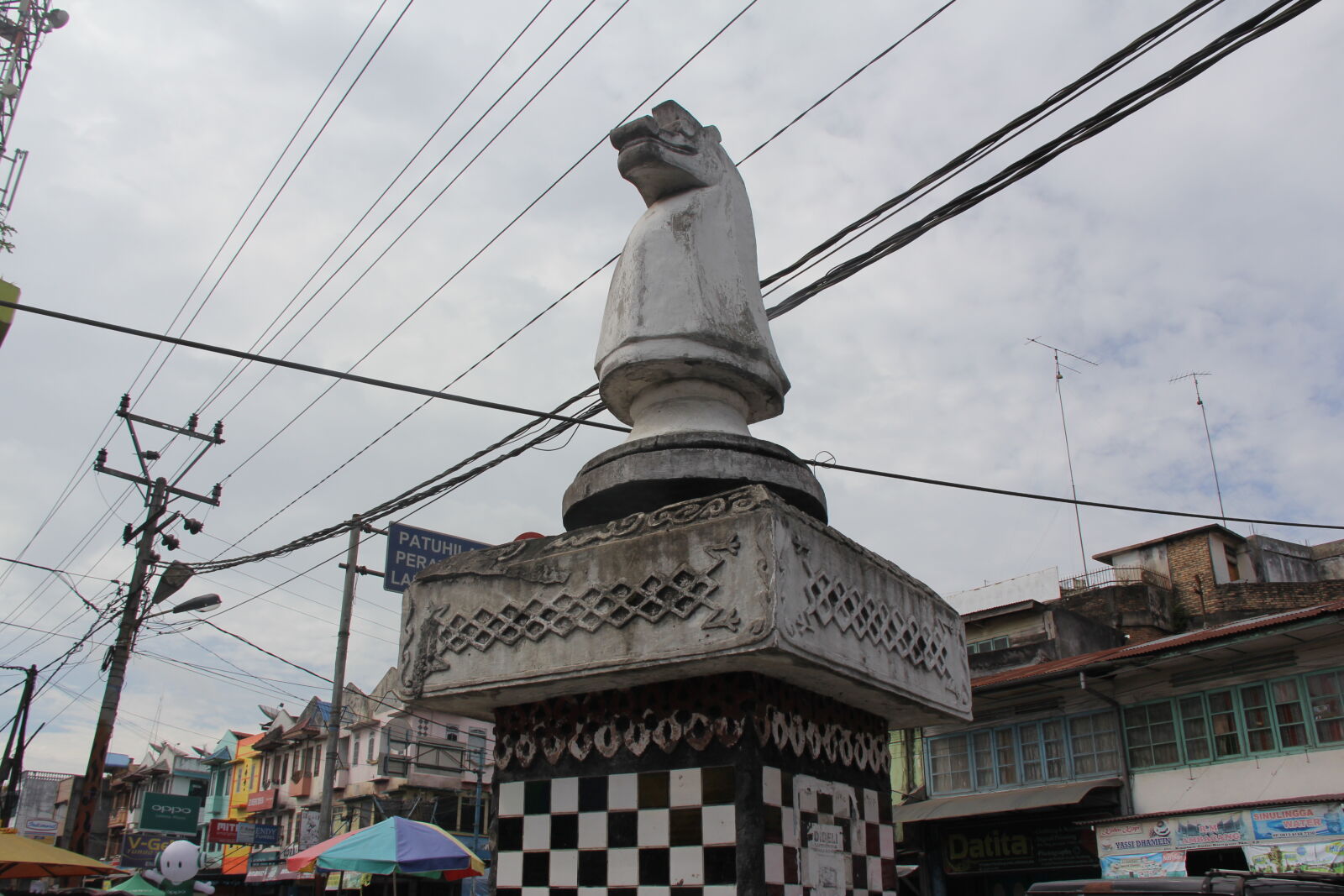 Canon EF-S 18-200mm F3.5-5.6 IS sample photo. Chess, kabanjahe, karo, monument photography