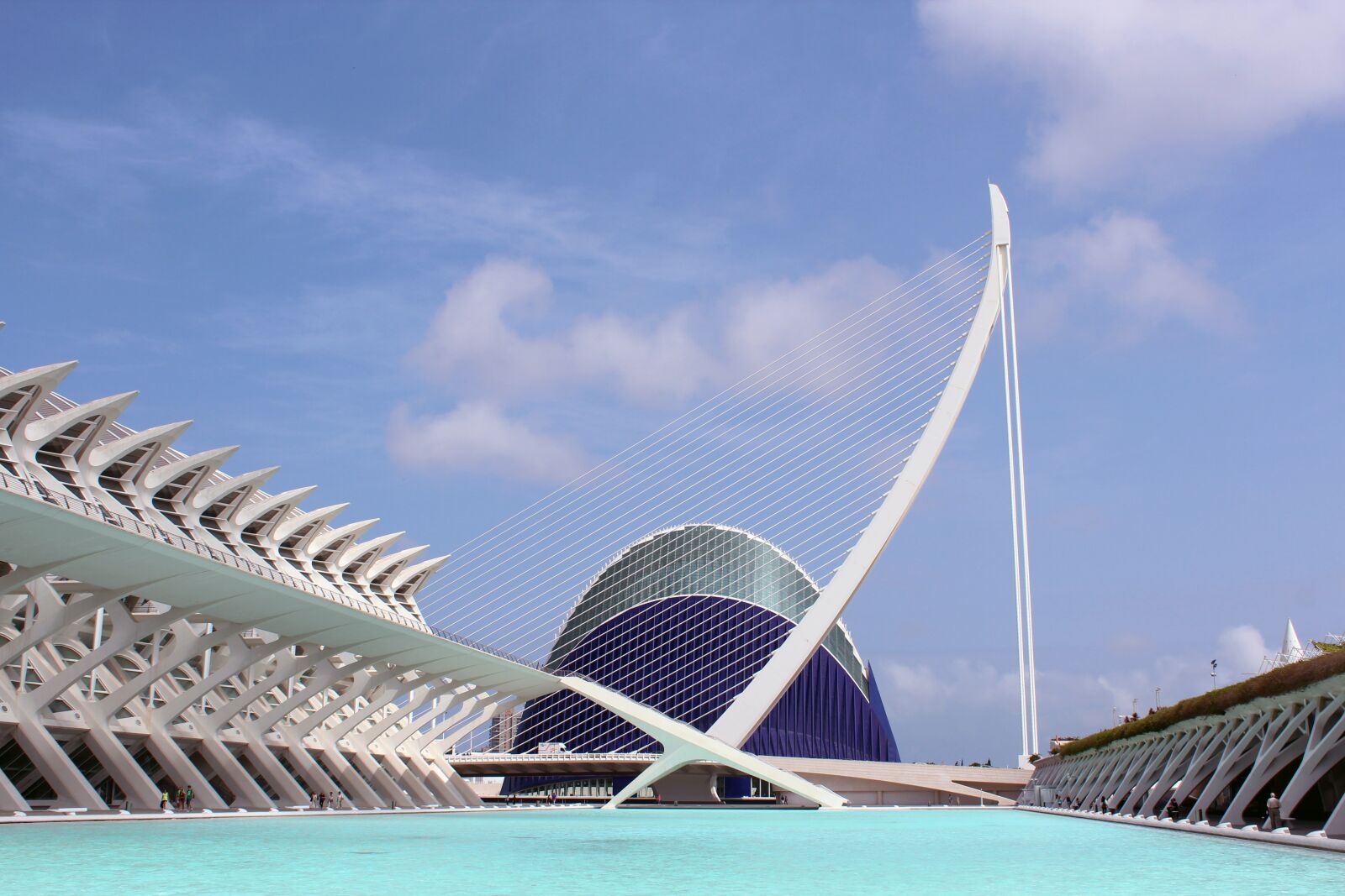 Canon EOS 600D (Rebel EOS T3i / EOS Kiss X5) sample photo. Architecture, symmetry, building photography