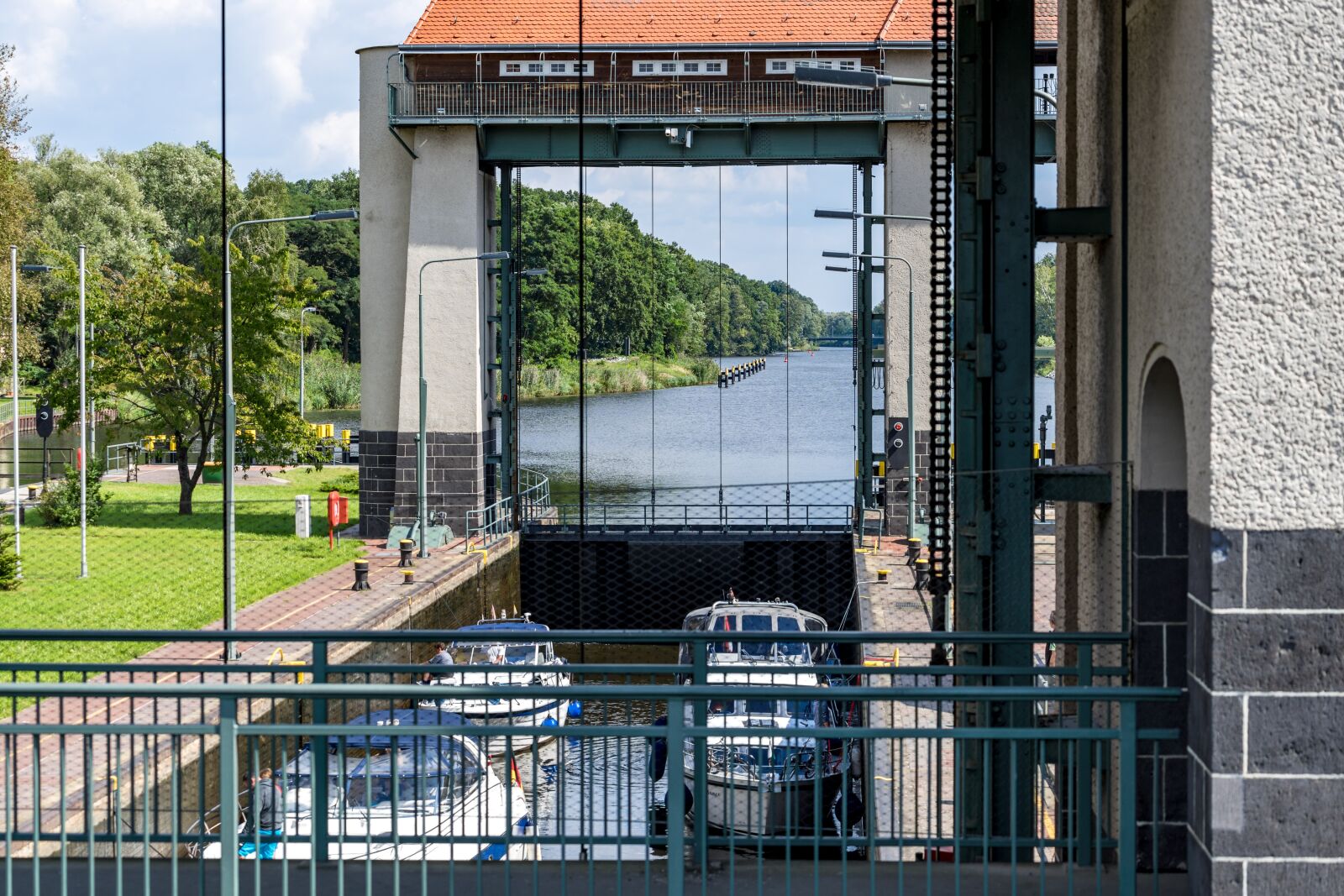 Sony a7 II + Sony FE 70-200mm F4 G OSS sample photo. Lock, shipping, teltow photography
