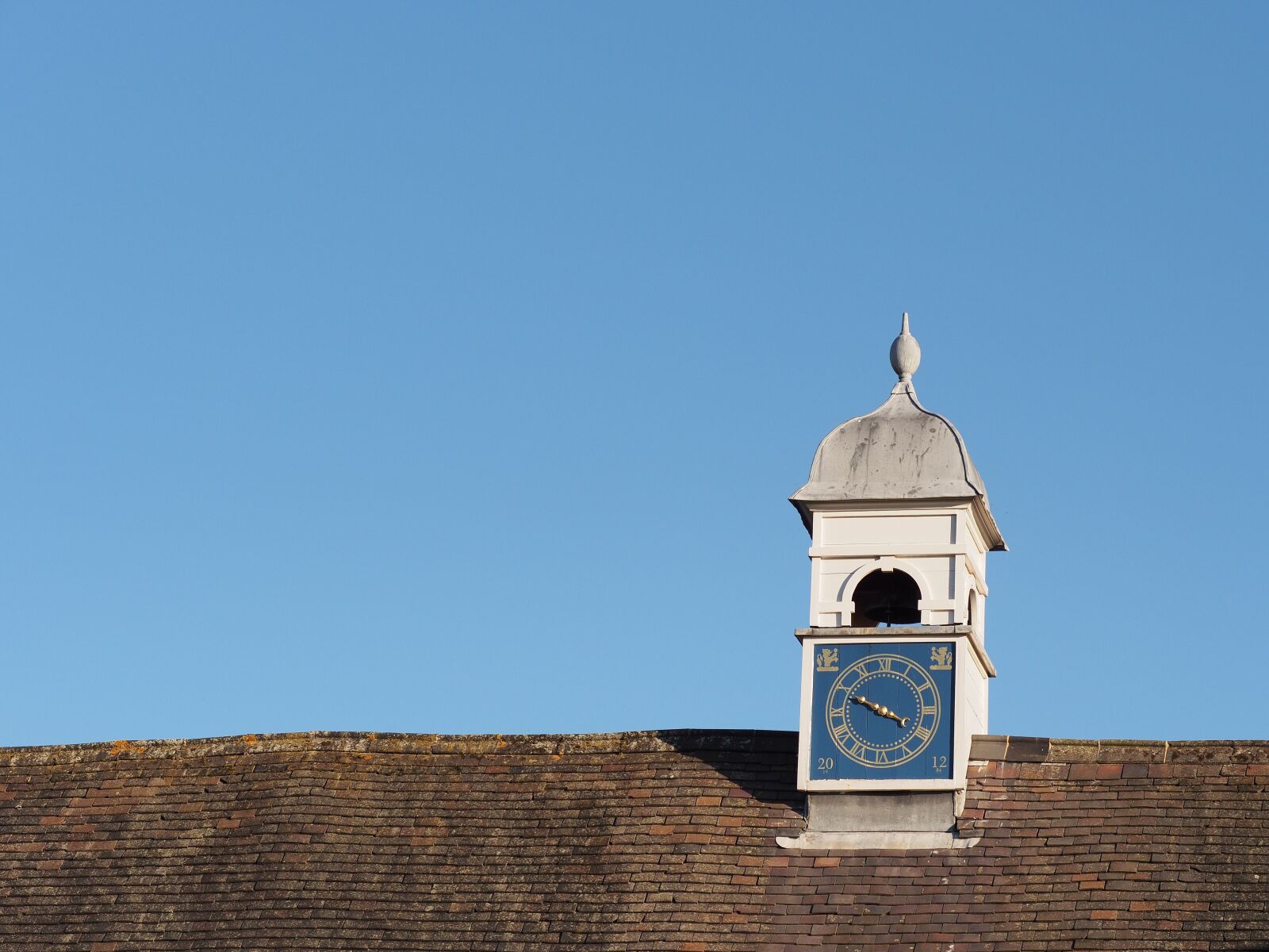 Olympus OM-D E-M5 + Olympus M.Zuiko Digital ED 75mm F1.8 sample photo. Clock, time, sky photography