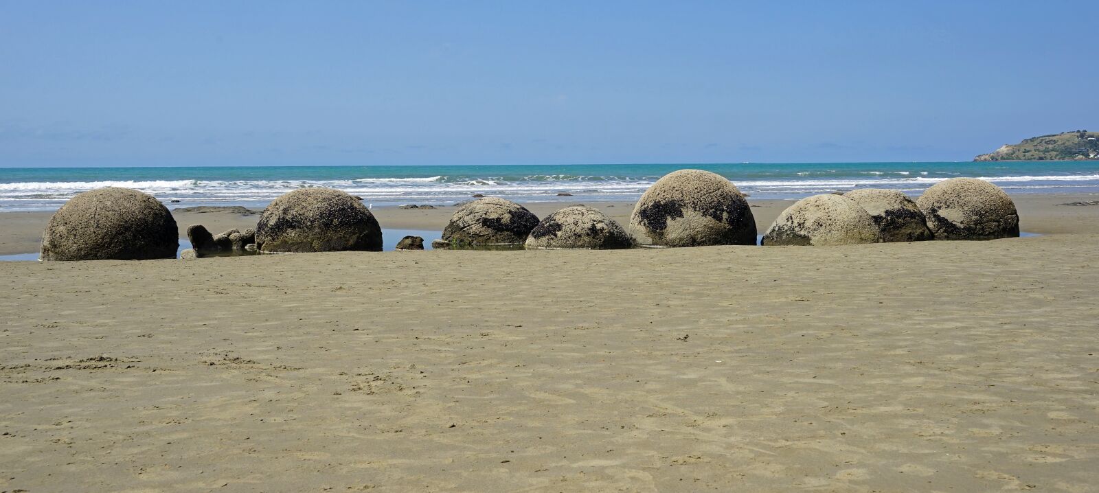 Sony a7 + Sony FE 24-240mm F3.5-6.3 OSS sample photo. Moeraki boulders, huge balls photography