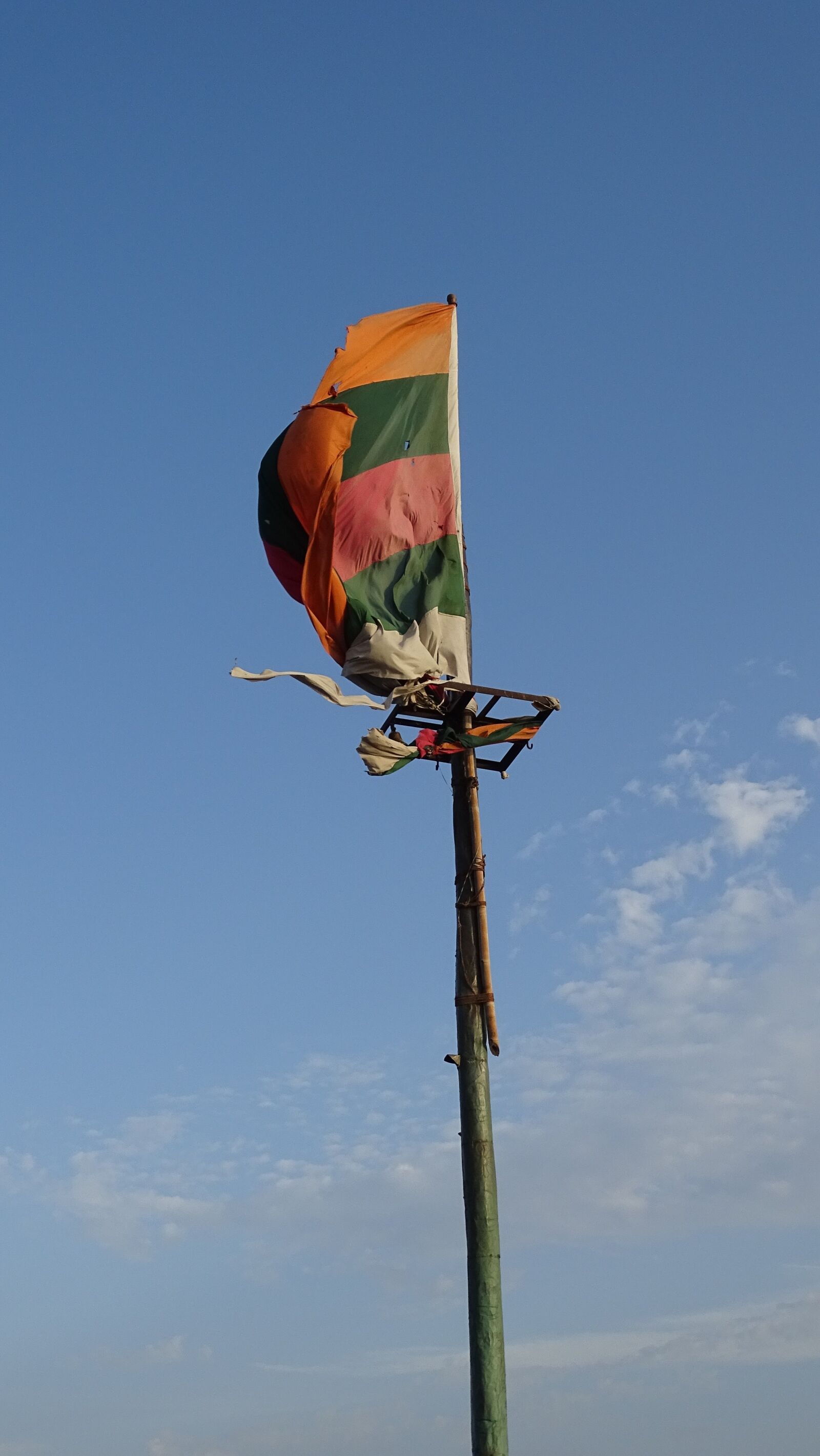 Sony Cyber-shot DSC-HX400V sample photo. Flag, sky, symbol photography