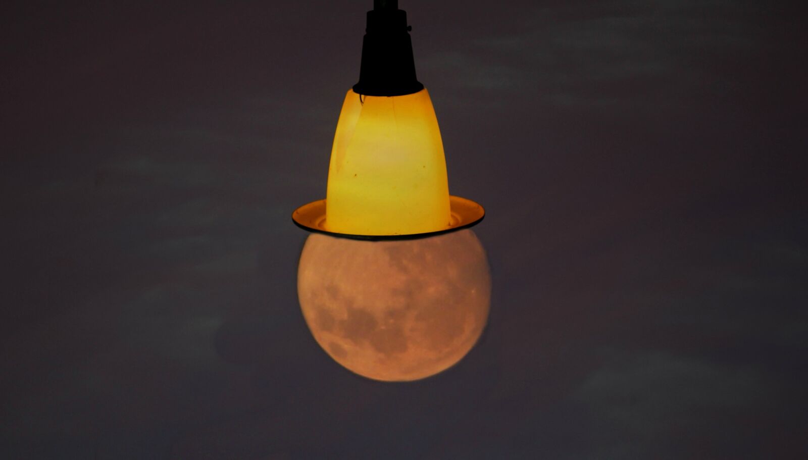 Canon EOS 700D (EOS Rebel T5i / EOS Kiss X7i) + Canon EF 85mm F1.8 USM sample photo. Full moon, street light photography