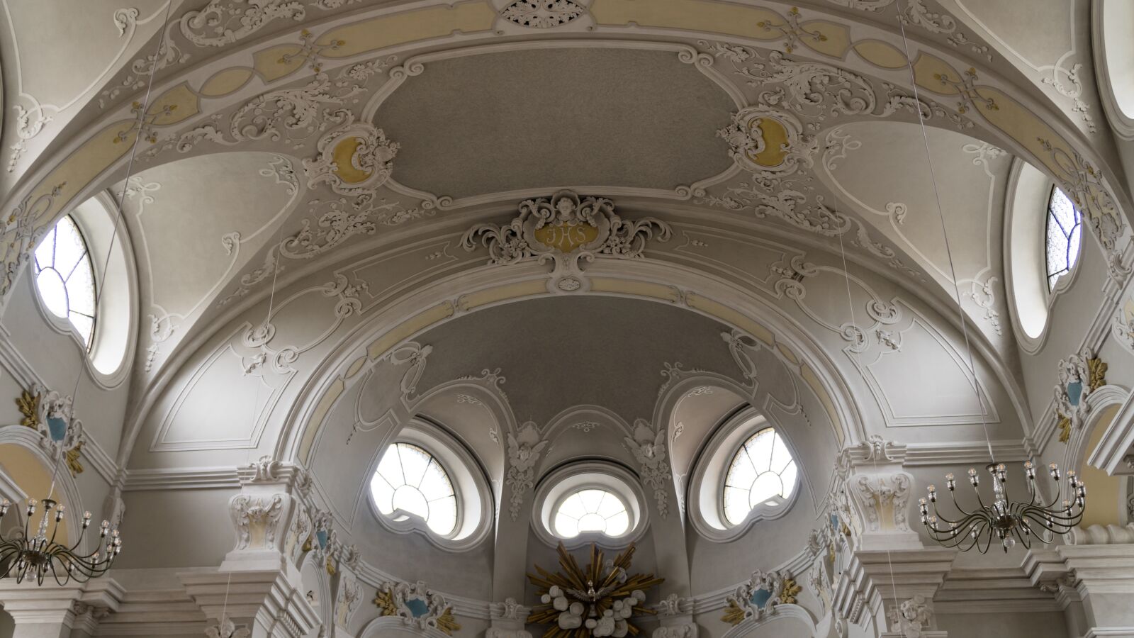 Sony a6500 + Sony Vario-Tessar T* E 16-70mm F4 ZA OSS sample photo. Church, blanket, roof photography