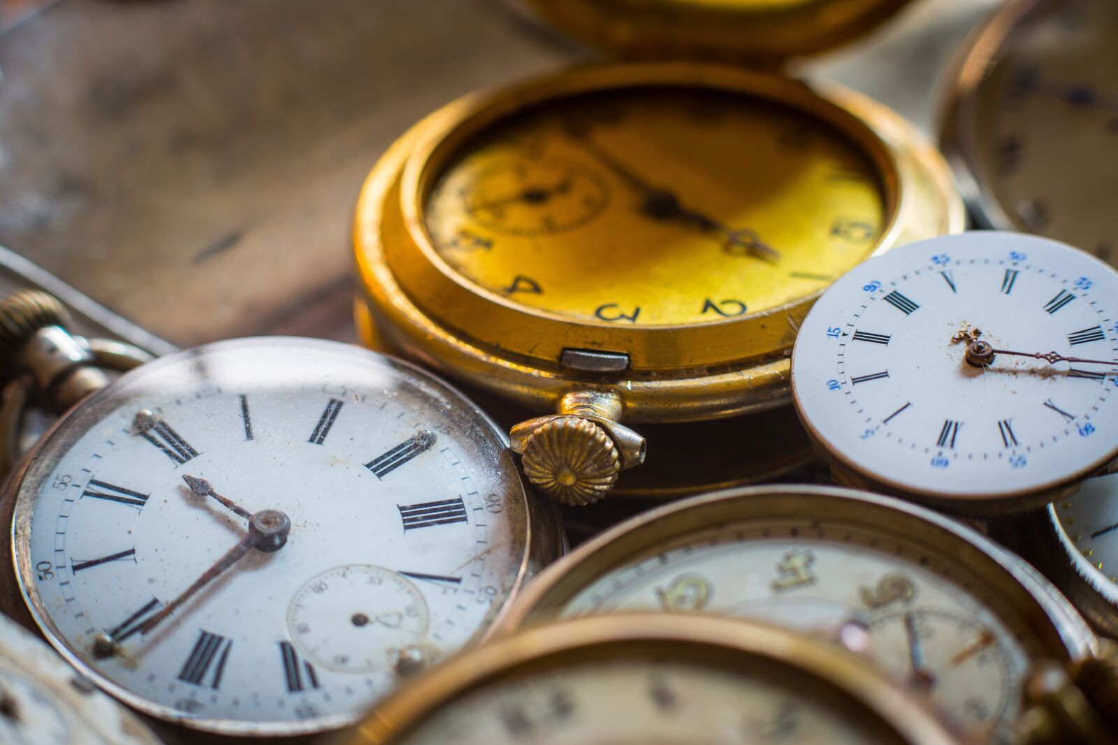 Canon EF 85mm F1.8 USM sample photo. Clock, pocket watch, clock photography