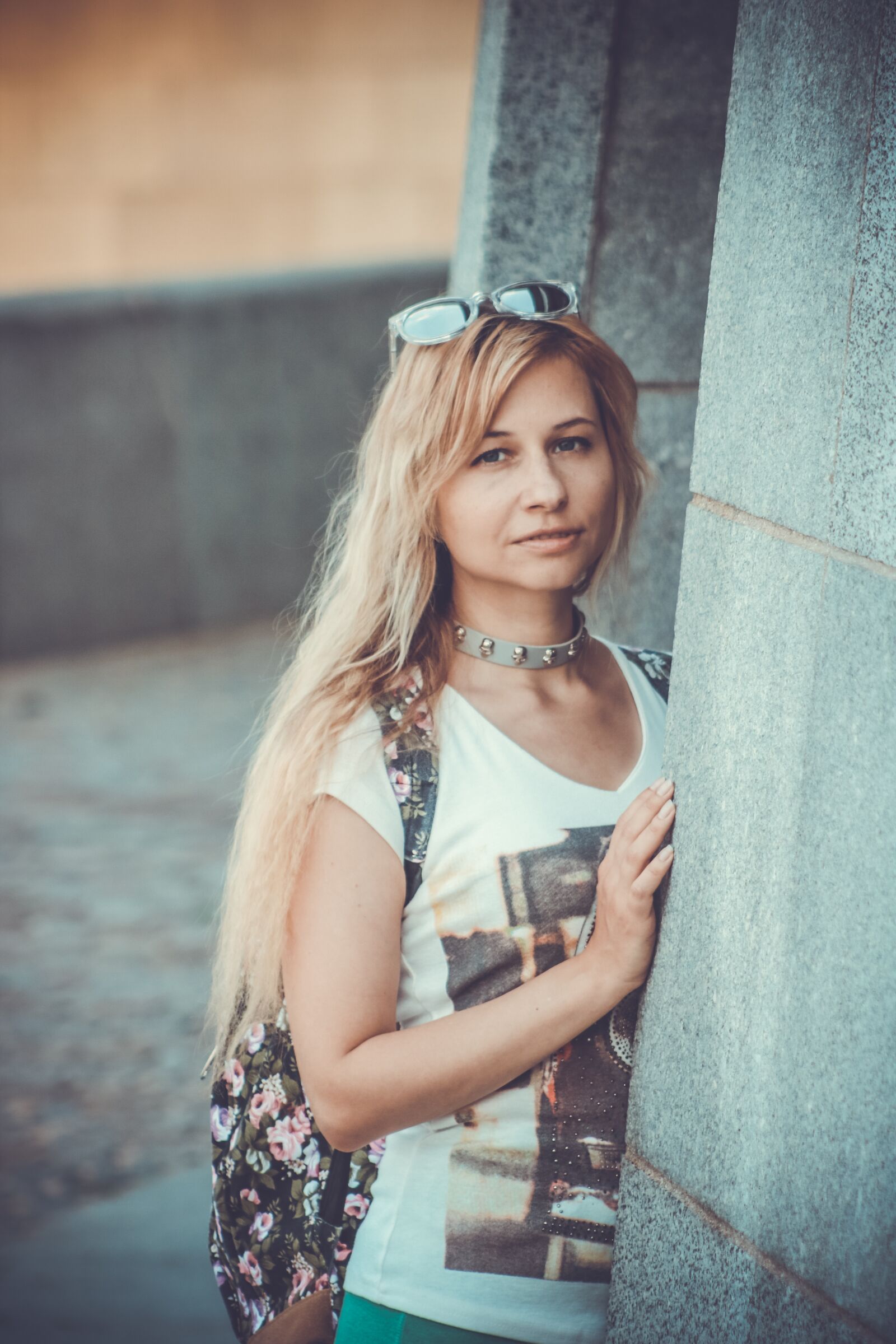 Canon EOS 760D (EOS Rebel T6s / EOS 8000D) sample photo. Girl, street, backpack photography