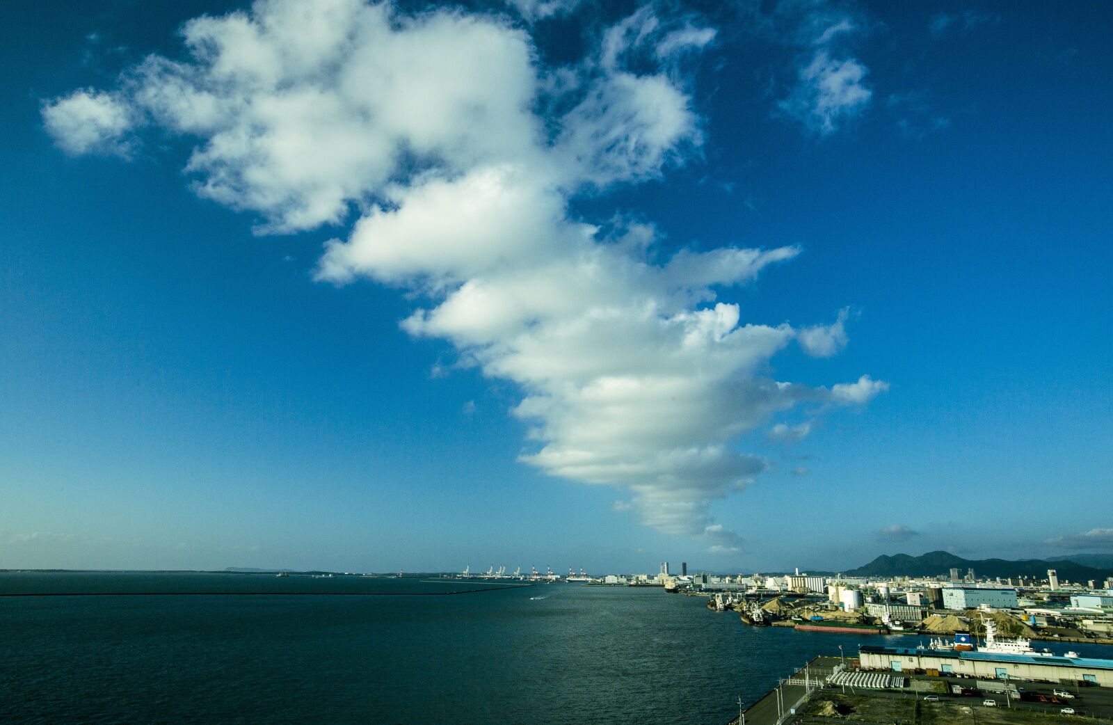 Canon EF 16-35mm F2.8L II USM sample photo. The sea, blue sky photography