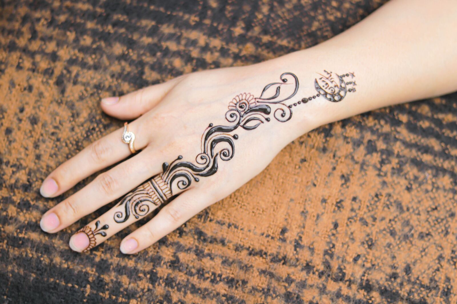 Canon EOS 80D + Canon EF 50mm F1.8 STM sample photo. Indian, tattoo, henna photography