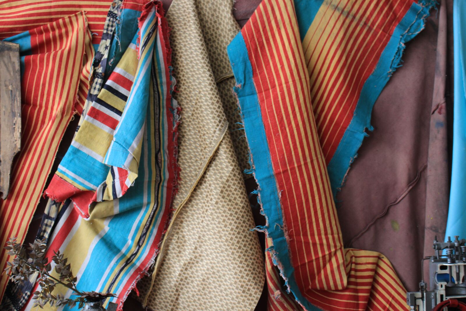 Canon EOS 700D (EOS Rebel T5i / EOS Kiss X7i) sample photo. Clothing, shawl, exhibition photography