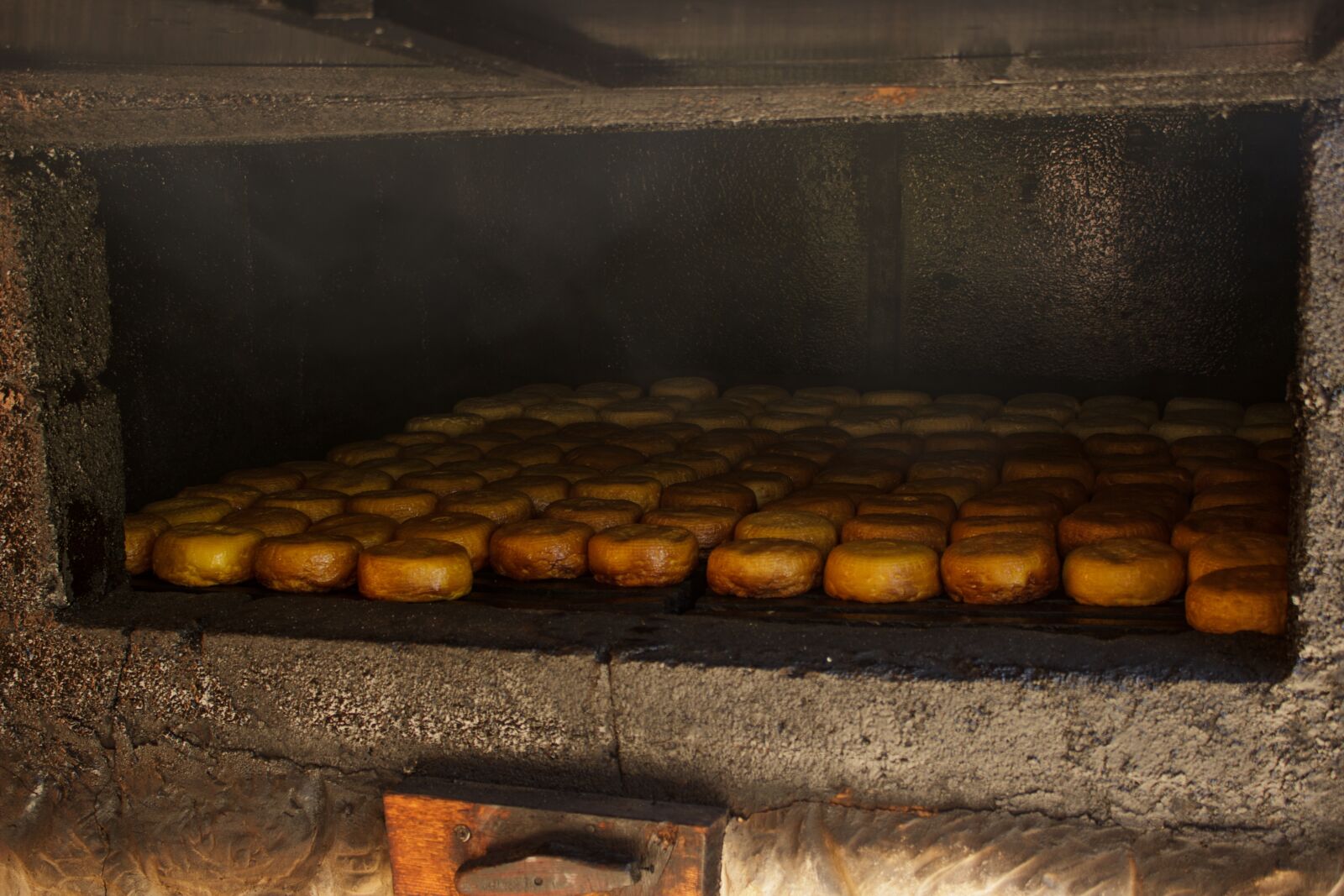 Canon EOS 600D (Rebel EOS T3i / EOS Kiss X5) sample photo. Cheese, smokehouse, national food photography