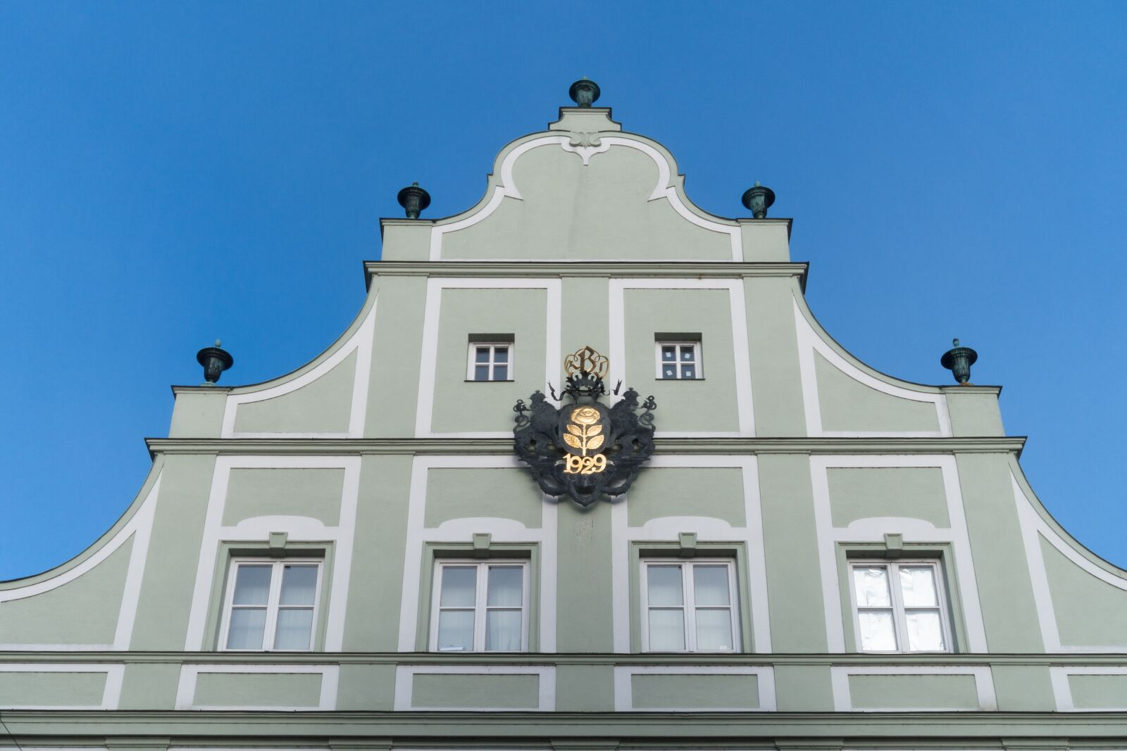 Sony Cyber-shot DSC-RX100 III sample photo. Facade, gable, building photography
