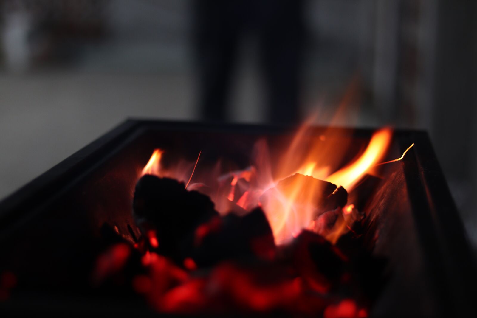 Canon EOS 77D (EOS 9000D / EOS 770D) + Canon EF 50mm F1.8 STM sample photo. Fire, stove, colour photography