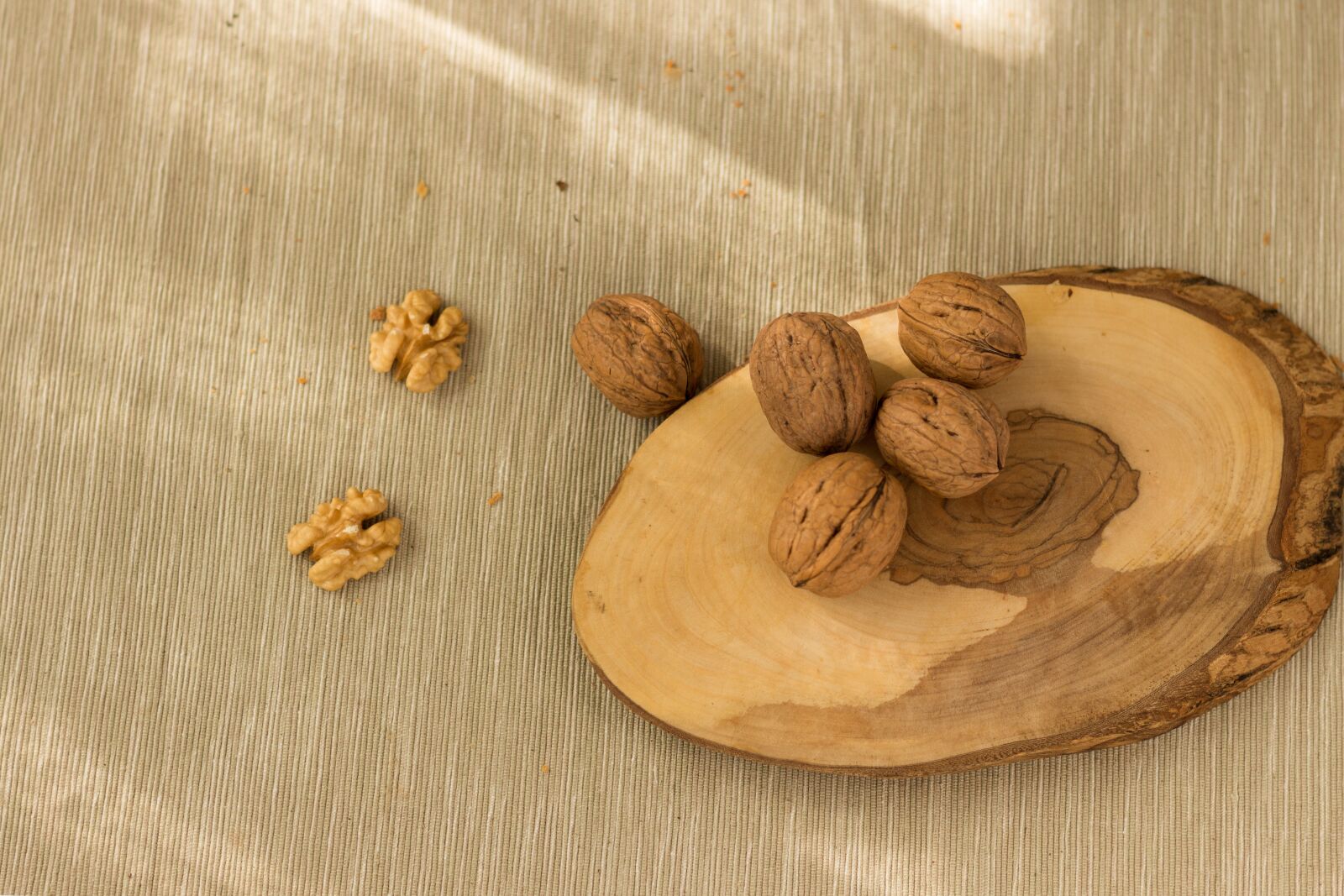 Canon EOS 700D (EOS Rebel T5i / EOS Kiss X7i) + Canon EF 50mm F1.8 II sample photo. Walnut, kitchen, food photography