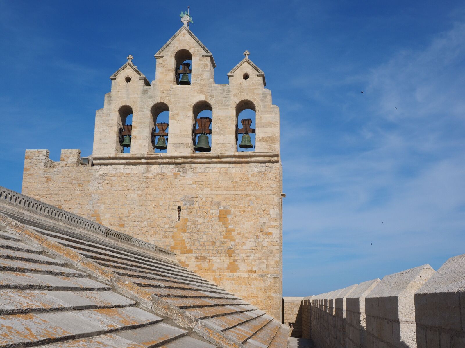 Olympus OM-D E-M1 + Olympus M.Zuiko Digital ED 12-40mm F2.8 Pro sample photo. Notre-dame-de-la-mer, church, church roof photography