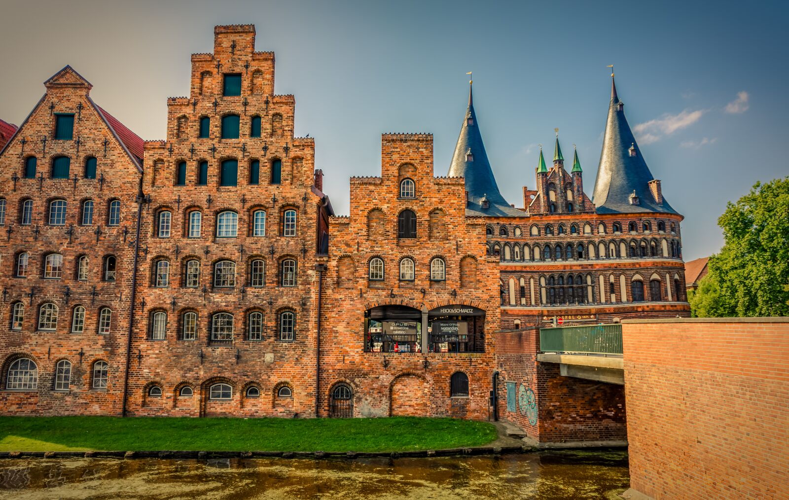Sony a7 II + Sony FE 28-70mm F3.5-5.6 OSS sample photo. Holsten gate, building, l photography