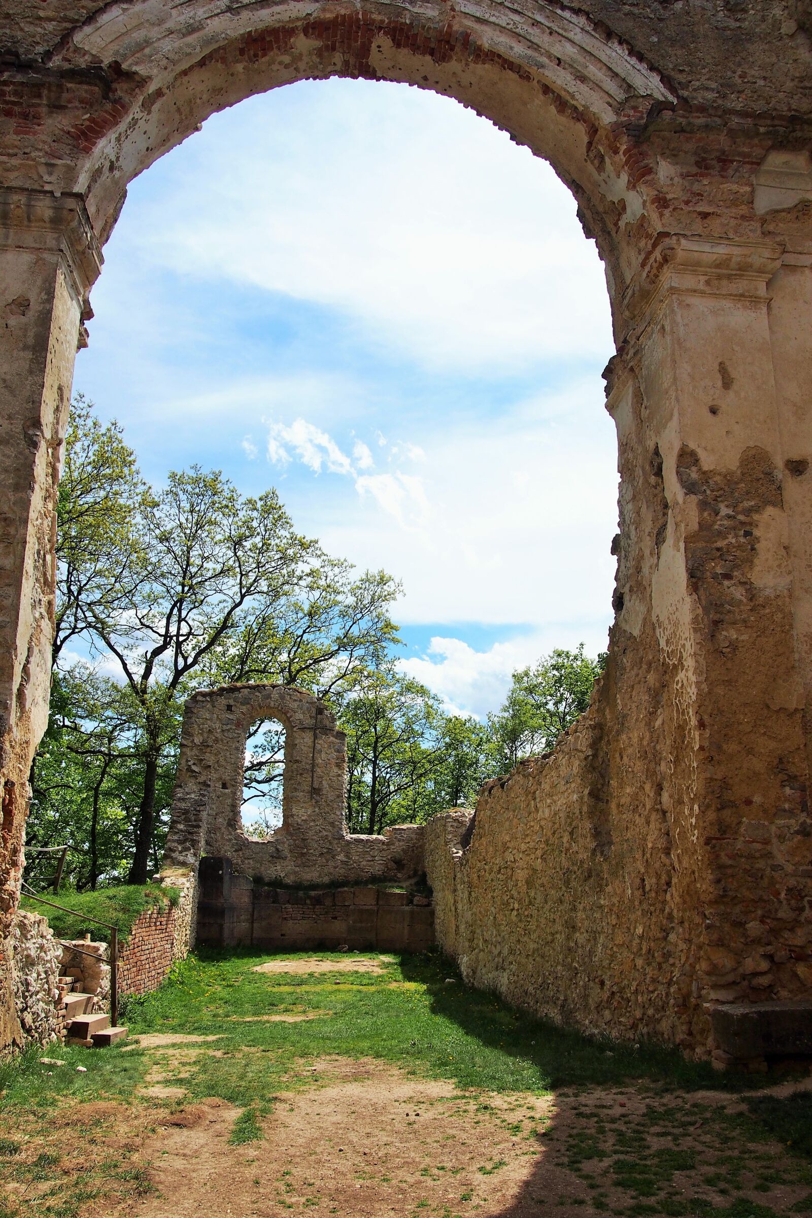 Olympus PEN E-PL6 sample photo. Basket case, monastery, slovakia photography