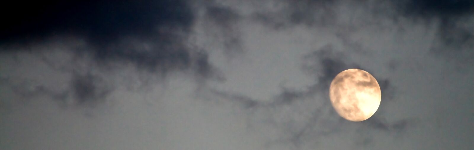 Canon EOS 400D (EOS Digital Rebel XTi / EOS Kiss Digital X) sample photo. Moon, sky, clouds photography