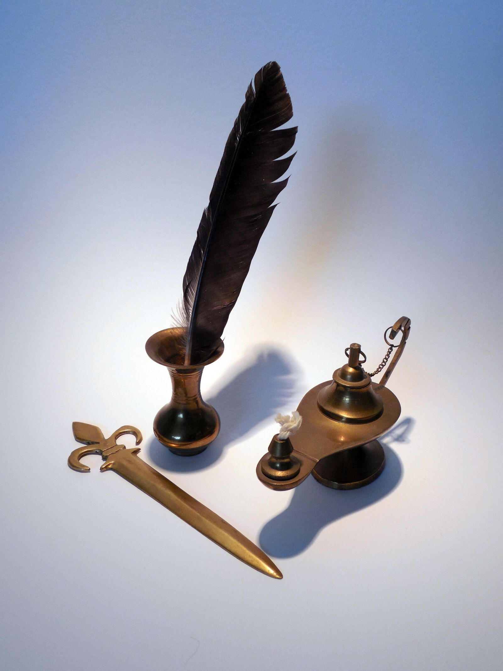 Nikon COOLPIX L620 sample photo. Write, pen, feather photography