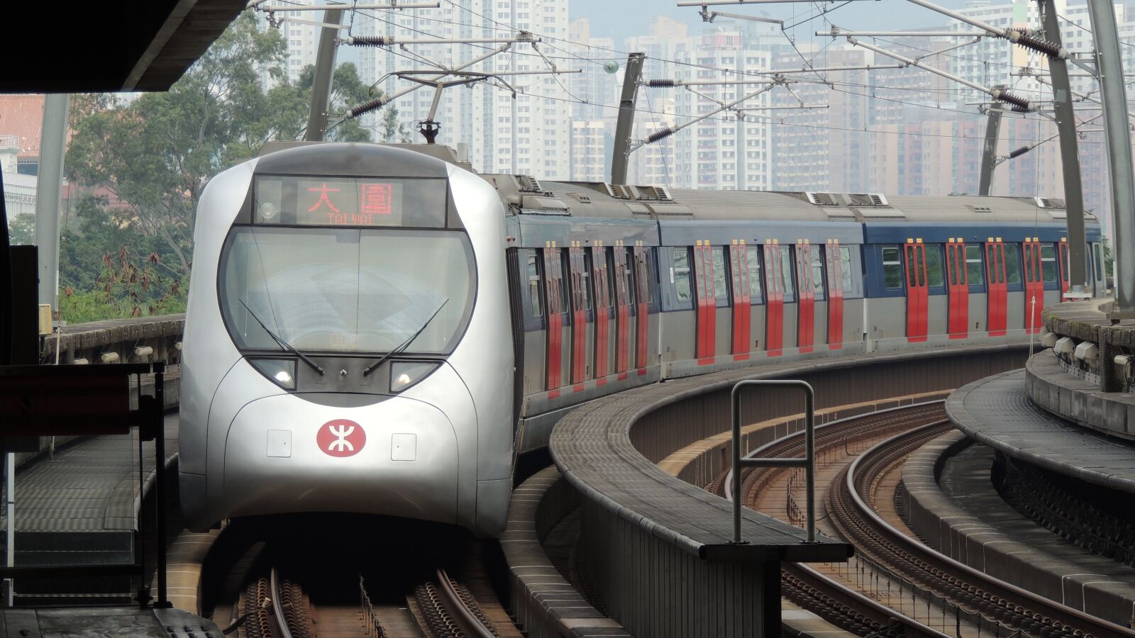 Nikon Coolpix P510 sample photo. Hong kong, mtr, train photography