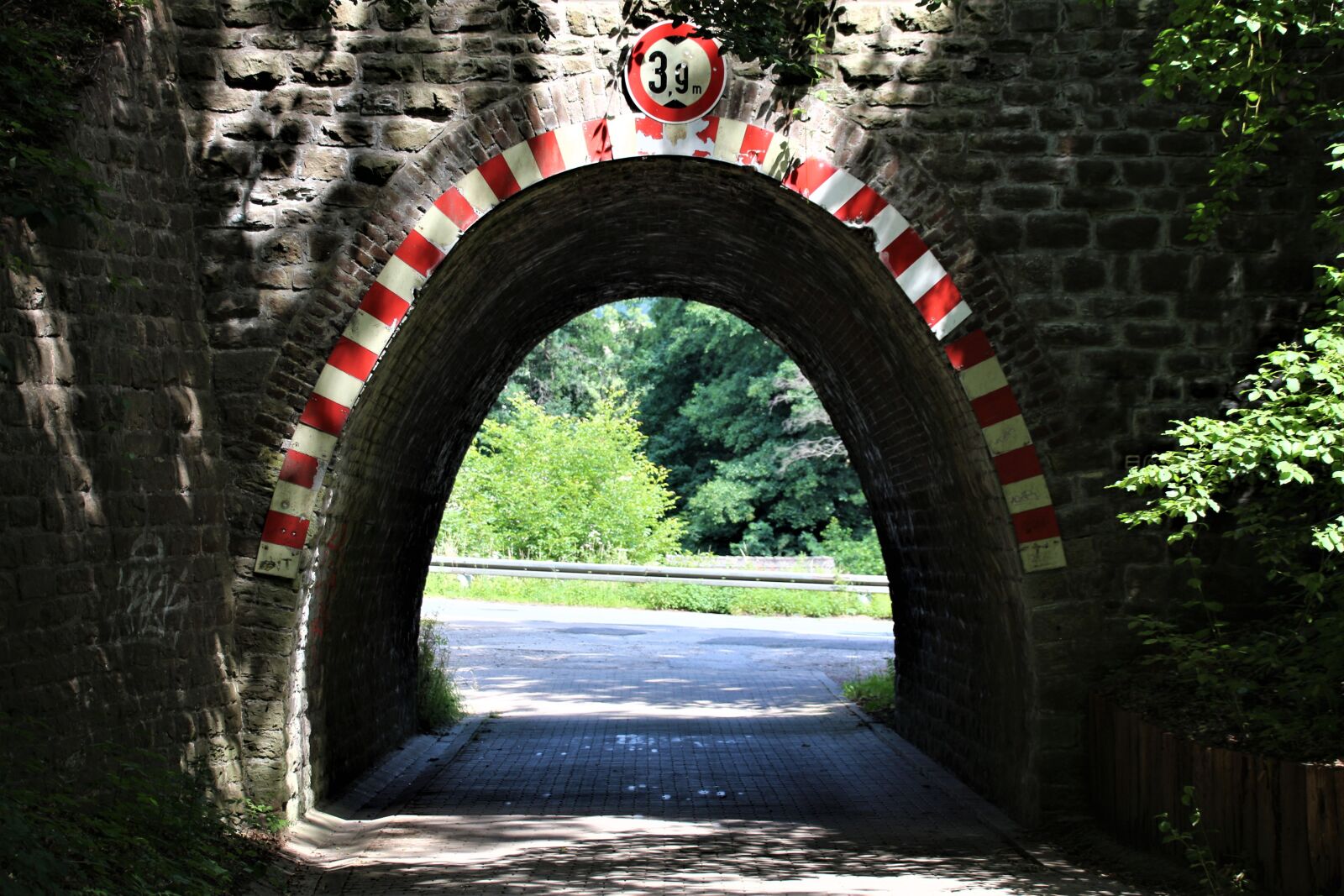 Canon EOS 700D (EOS Rebel T5i / EOS Kiss X7i) sample photo. Tunnel, old, architecture photography