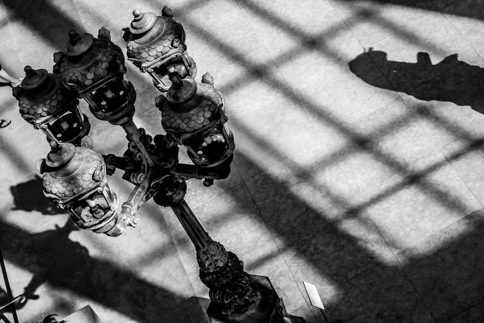 Canon EOS 1000D (EOS Digital Rebel XS / EOS Kiss F) sample photo. B, w, lamp, shadow photography
