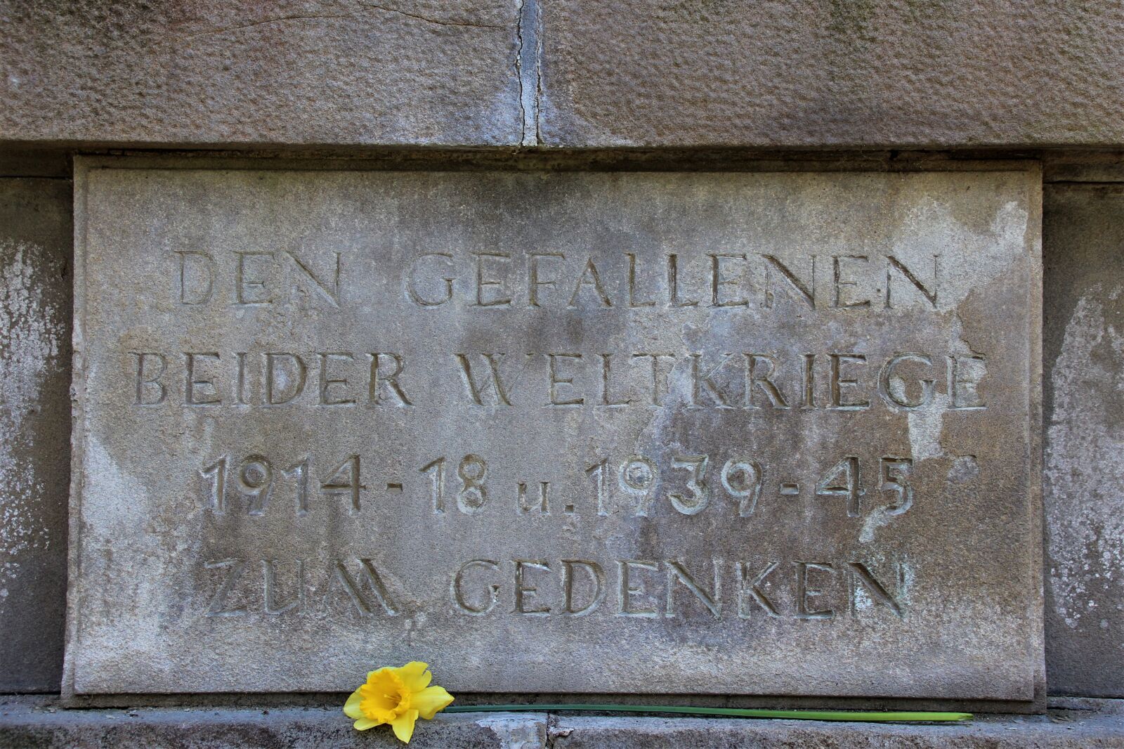 Canon EOS 700D (EOS Rebel T5i / EOS Kiss X7i) sample photo. Stone, memorial plaque, commemorate photography