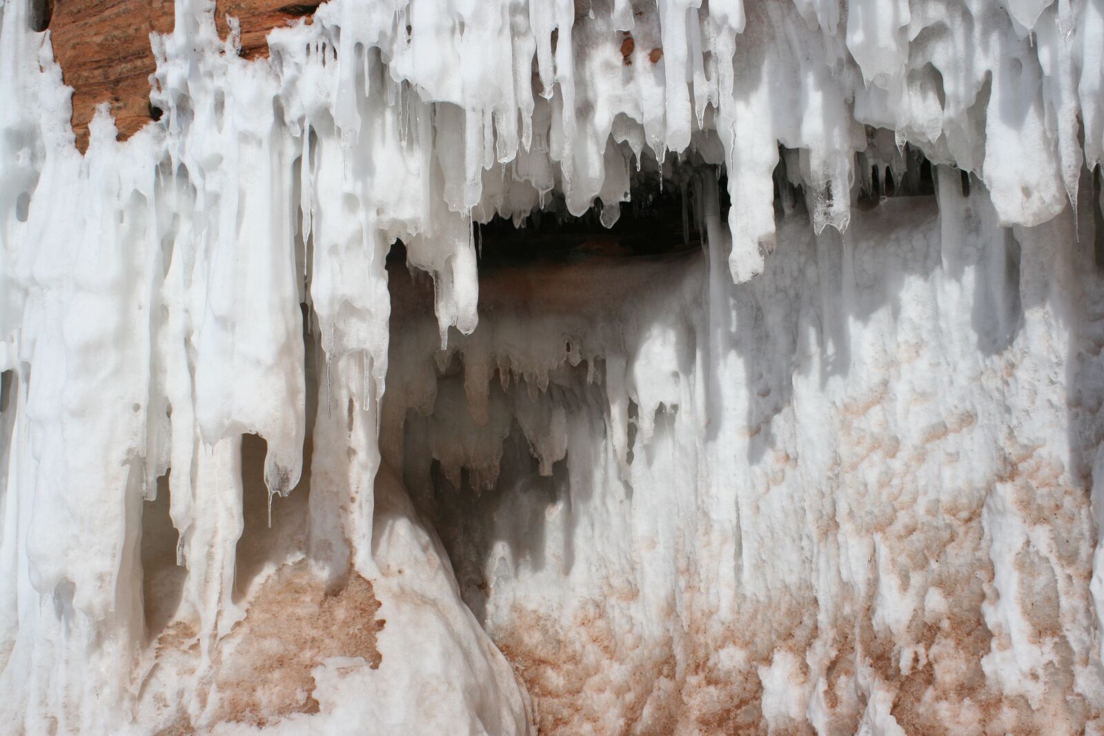 Canon EOS 400D (EOS Digital Rebel XTi / EOS Kiss Digital X) sample photo. Cave, icicle, ice photography