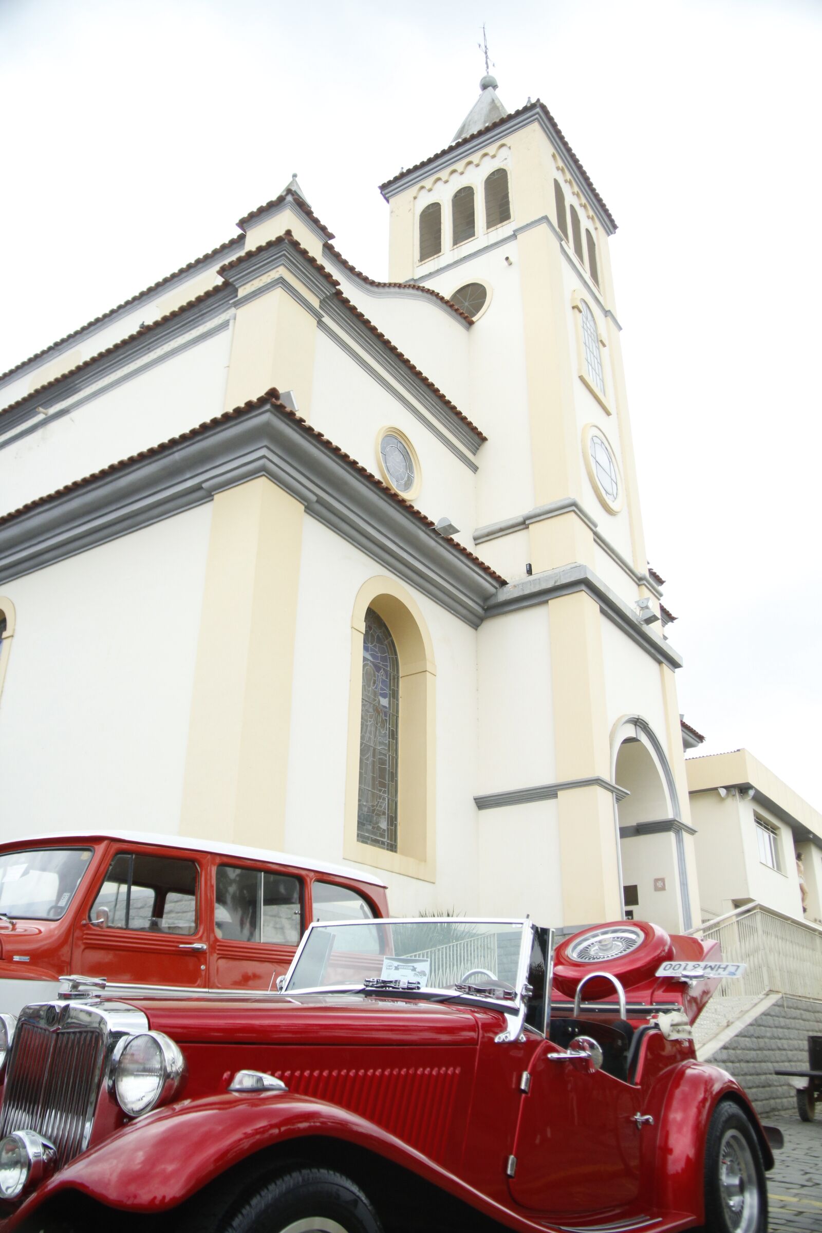 Canon EOS 1200D (EOS Rebel T5 / EOS Kiss X70 / EOS Hi) sample photo. Church, car, old photography