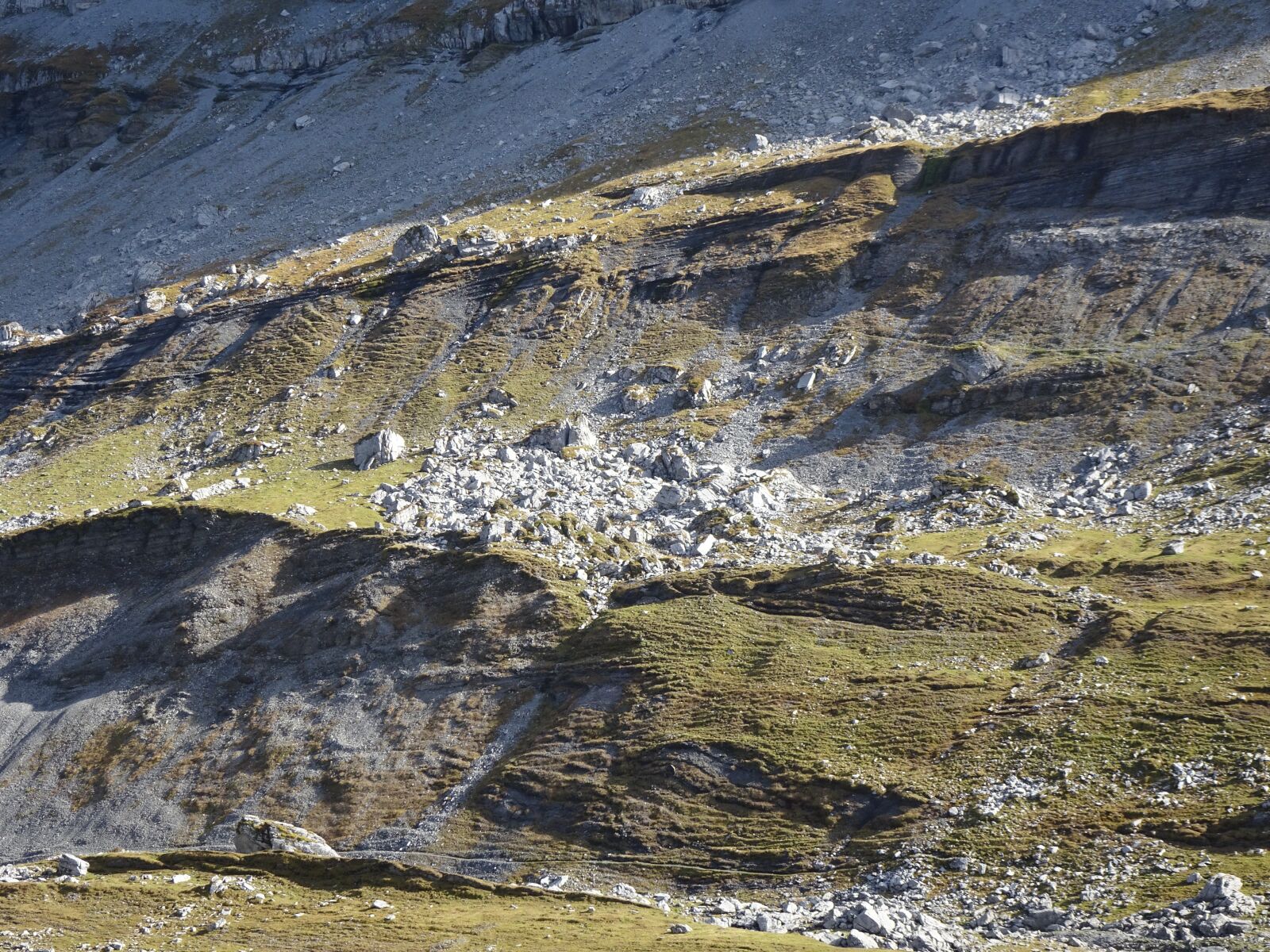 Sony Cyber-shot DSC-HX90V sample photo. Rock, crash, hard photography