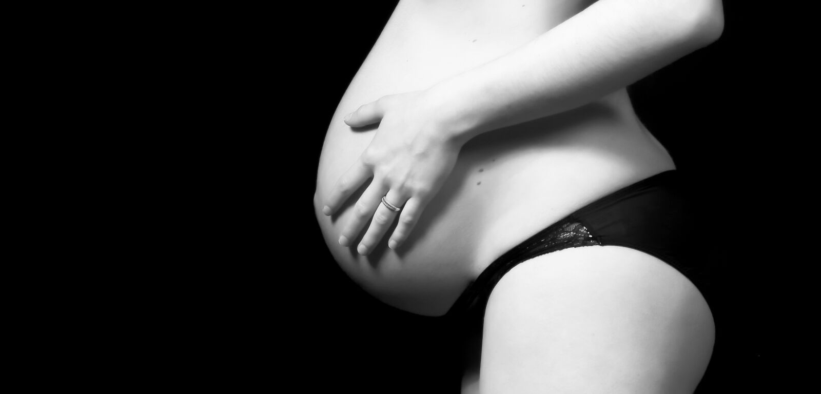 Canon EF-S 17-85mm F4-5.6 IS USM sample photo. Emotion, pregnancy, pregnant woman photography