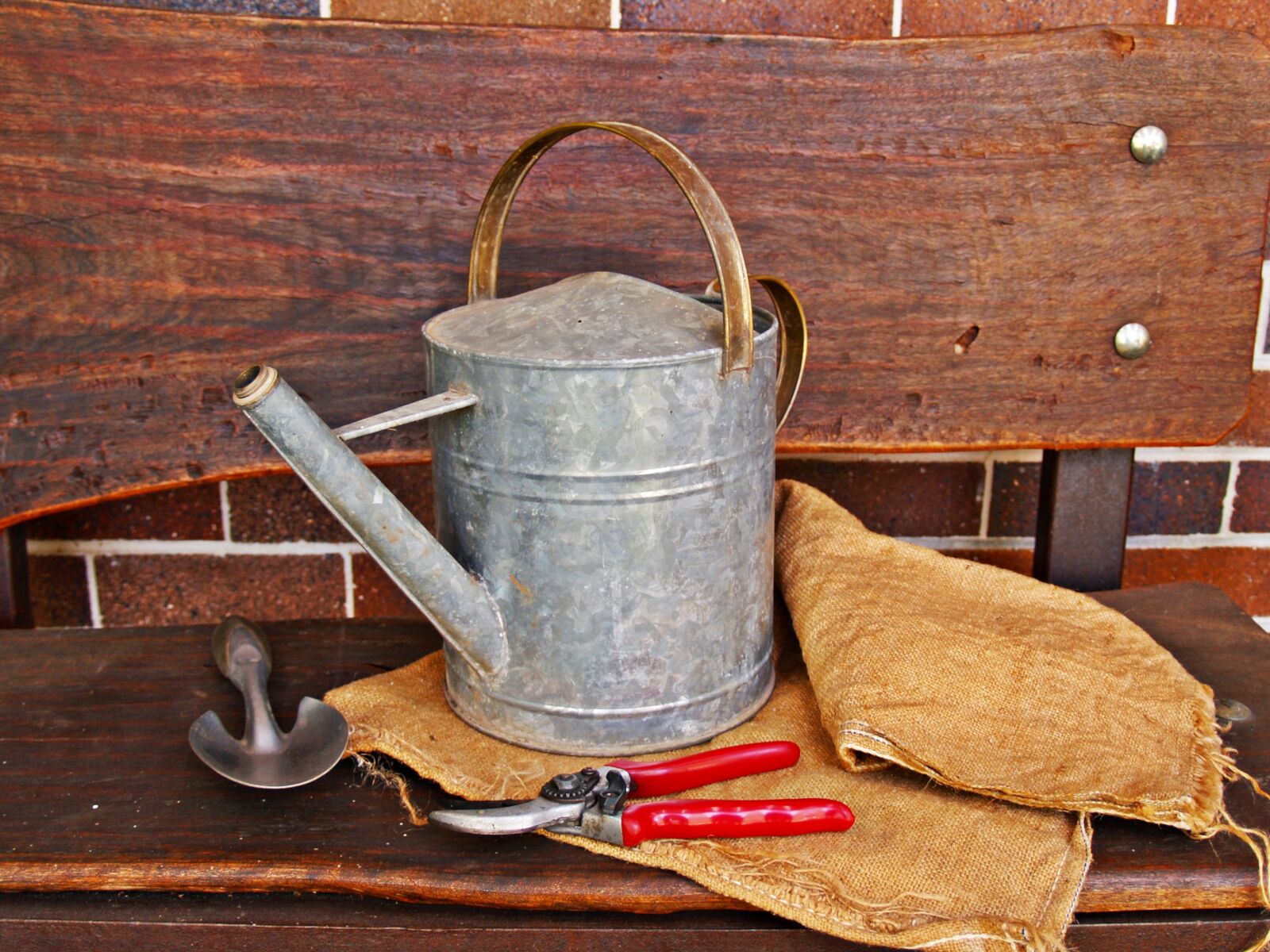 Olympus E-300 (EVOLT E-300) sample photo. Watering can, secateurs, trowel photography