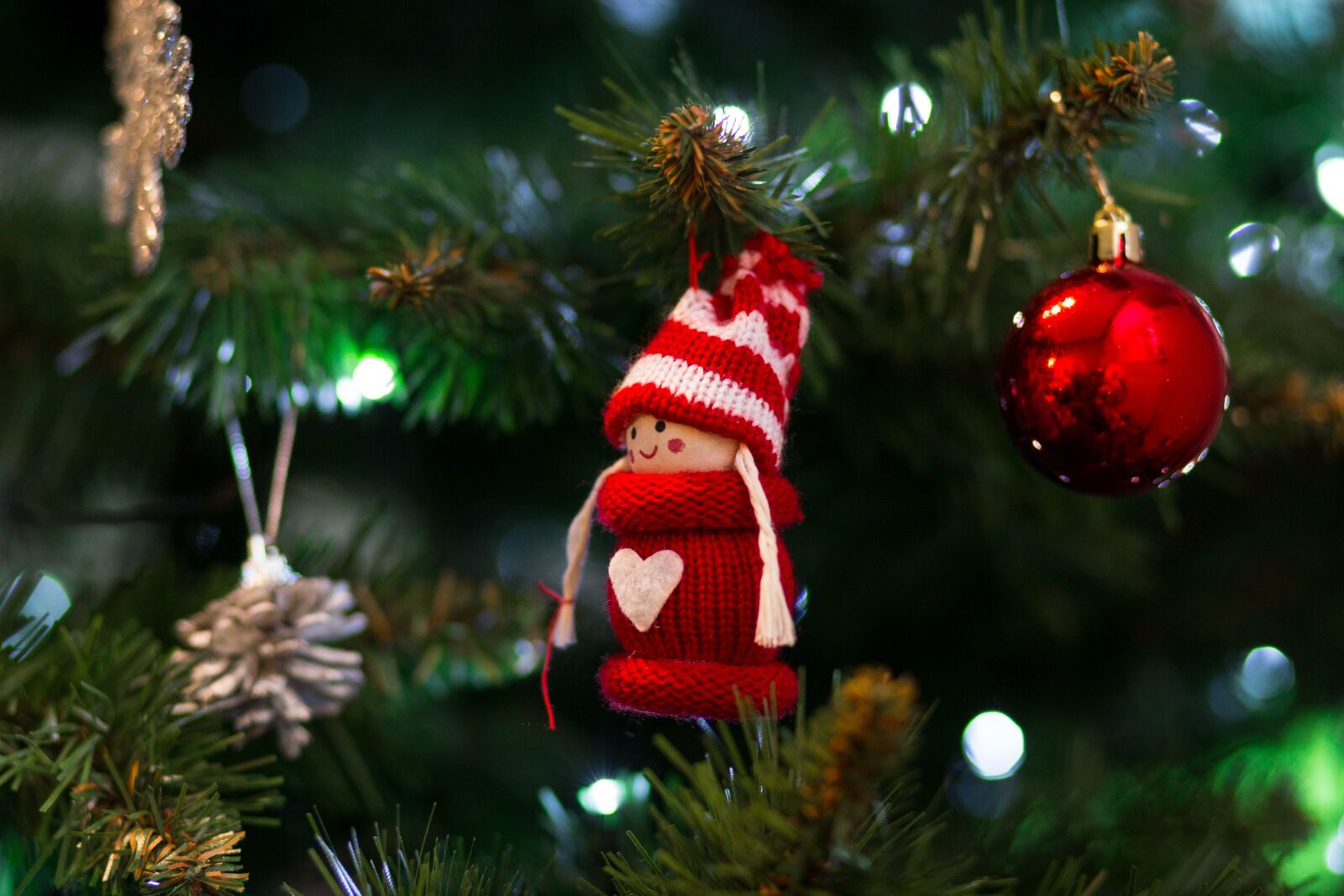 Canon EF 85mm F1.8 USM sample photo. Advent, background, bauble photography