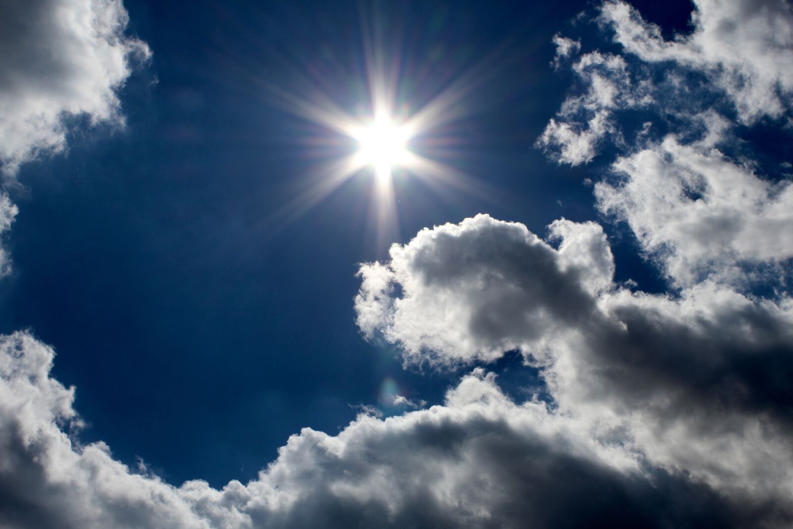 Canon EOS 1200D (EOS Rebel T5 / EOS Kiss X70 / EOS Hi) sample photo. Sky, sunbeam, summer photography