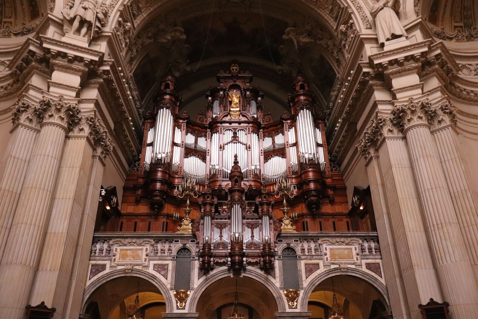 Canon EOS 200D (EOS Rebel SL2 / EOS Kiss X9) sample photo. Berlin, cathedral, interior photography
